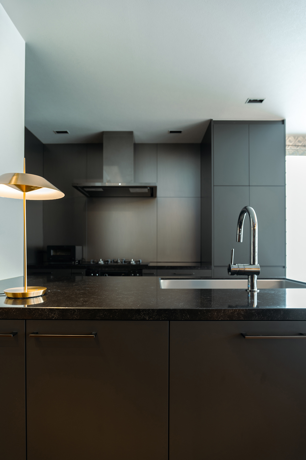 写真:ダークトーンのマテリアルミックス