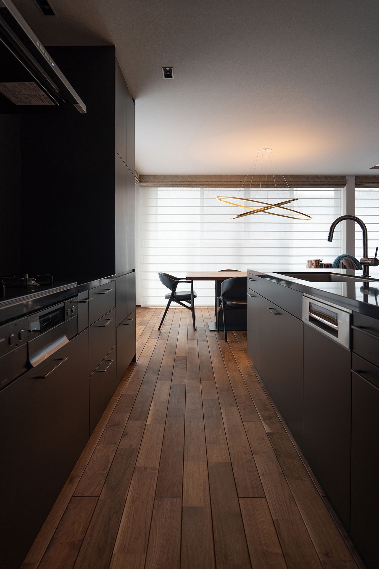 写真:ダークトーンのマテリアルミックス