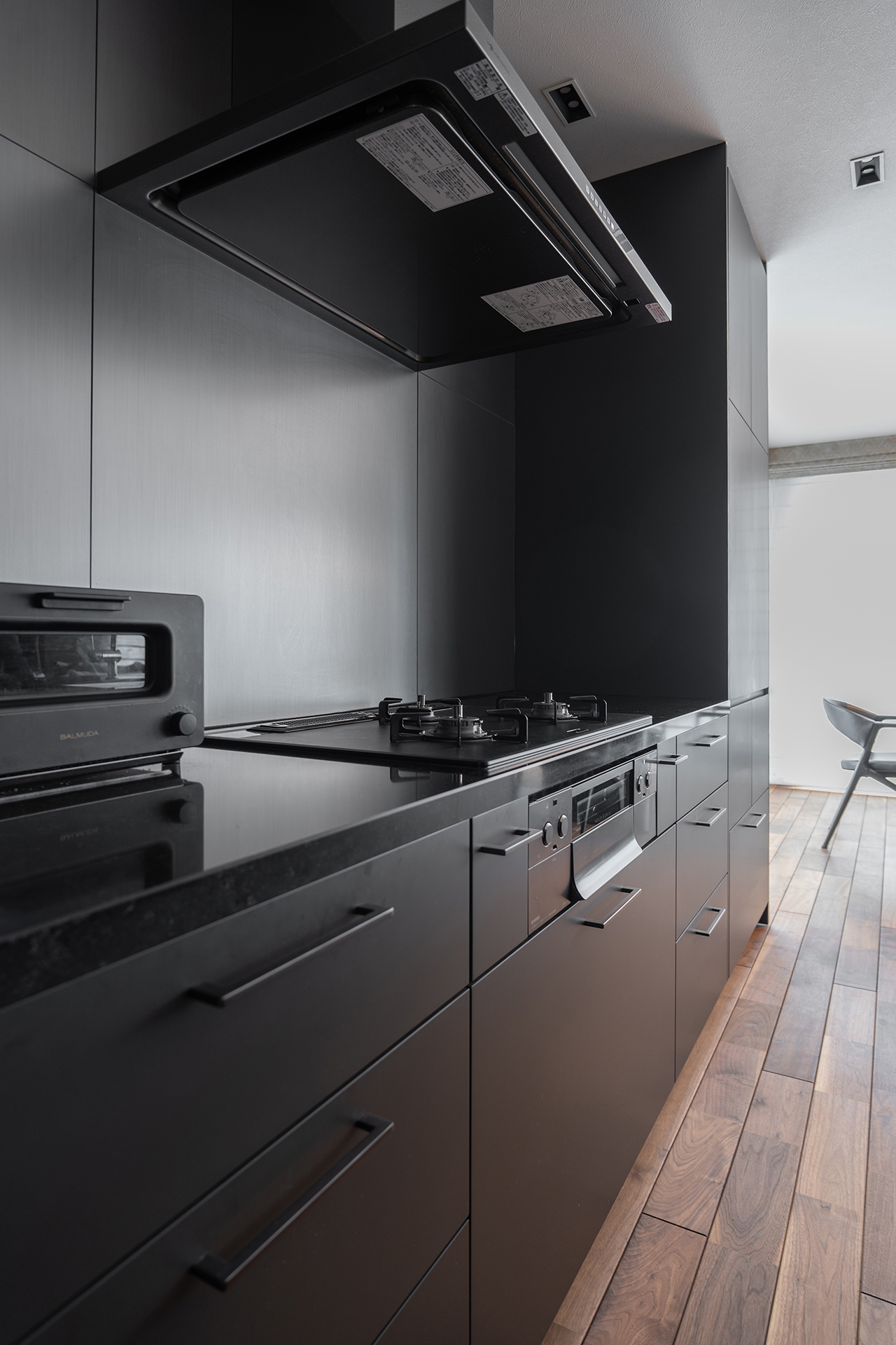 写真:ダークトーンのマテリアルミックス