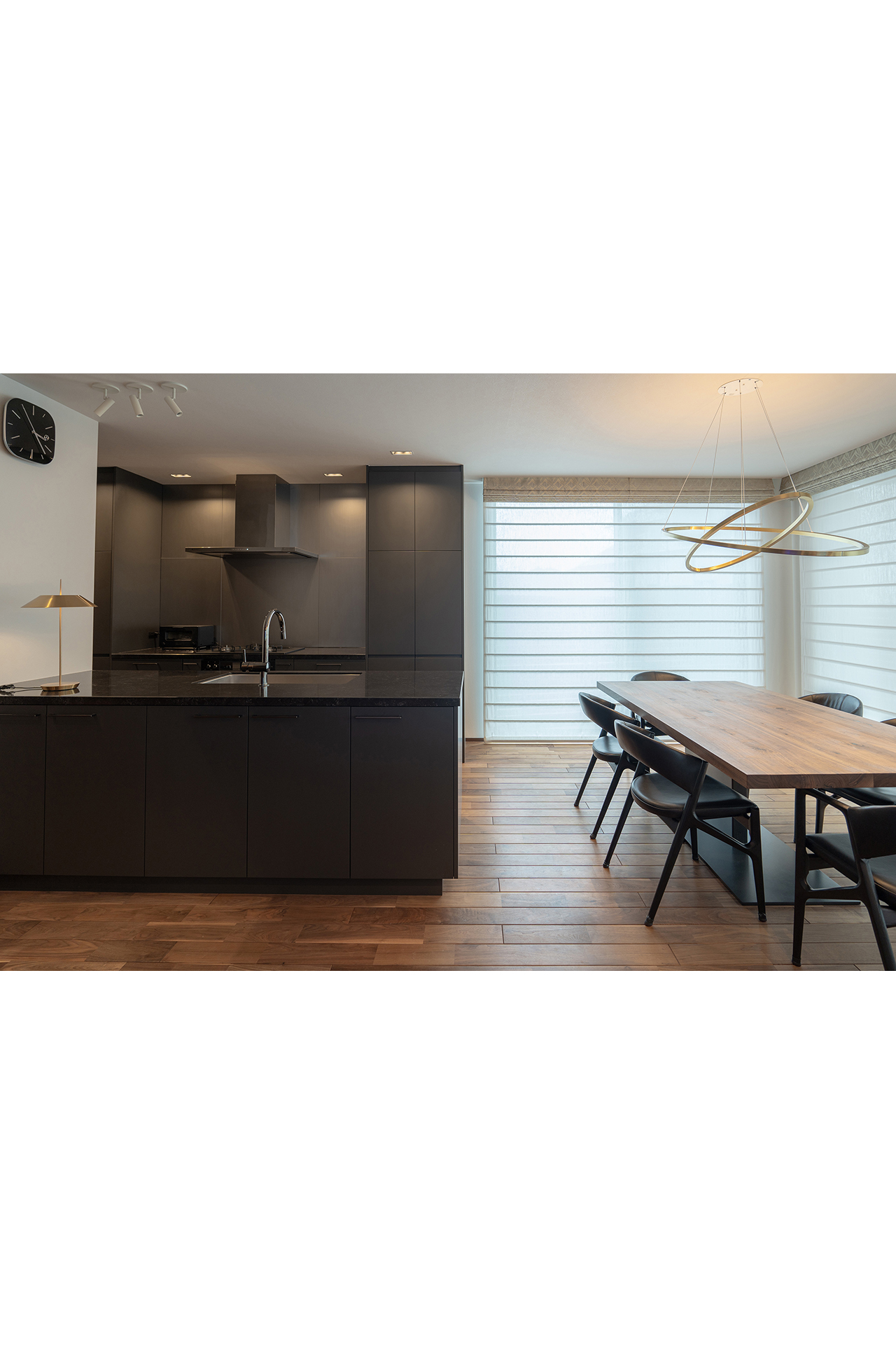 写真:ダークトーンのマテリアルミックス