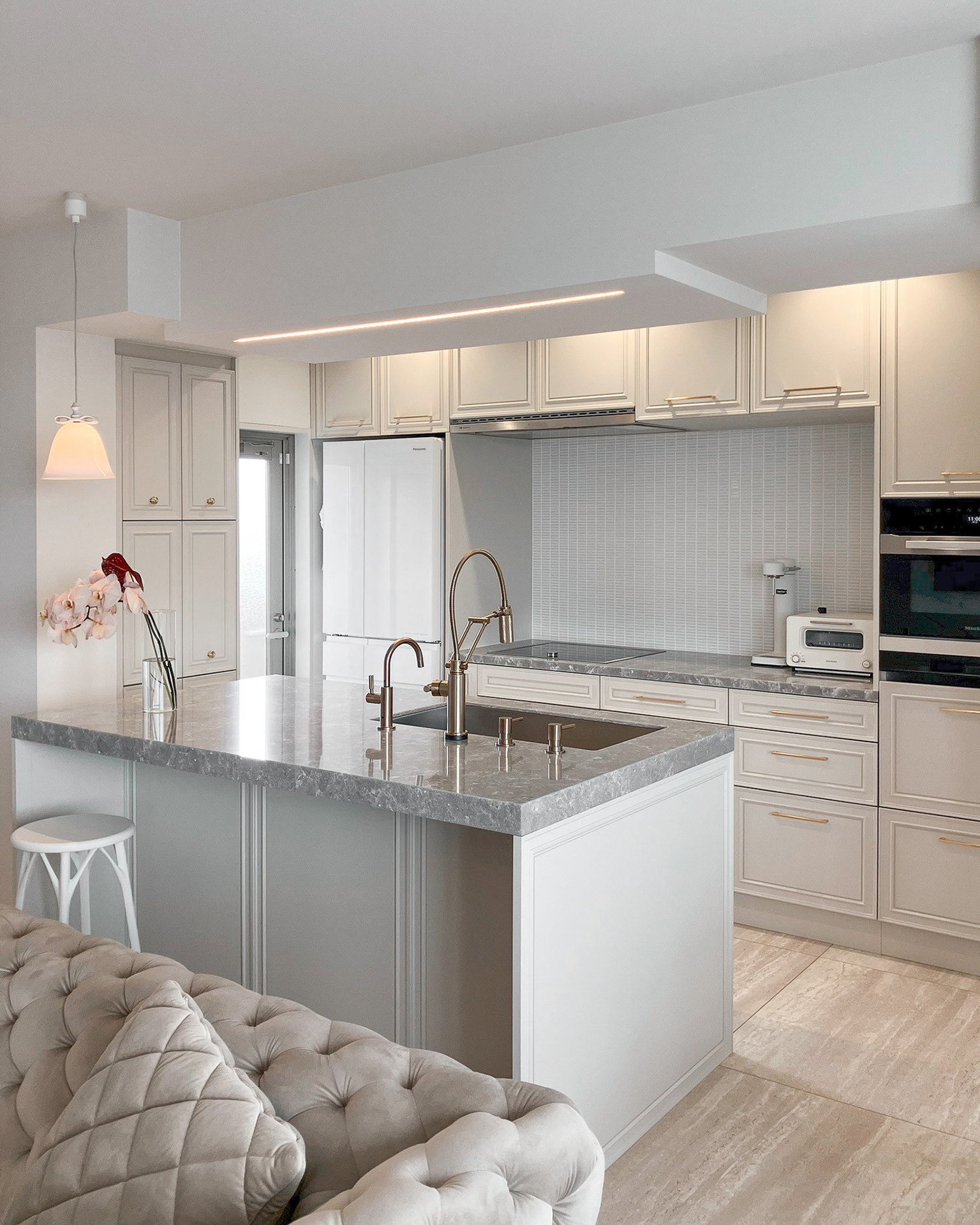 写真:框扉が際立つ可憐なキッチン