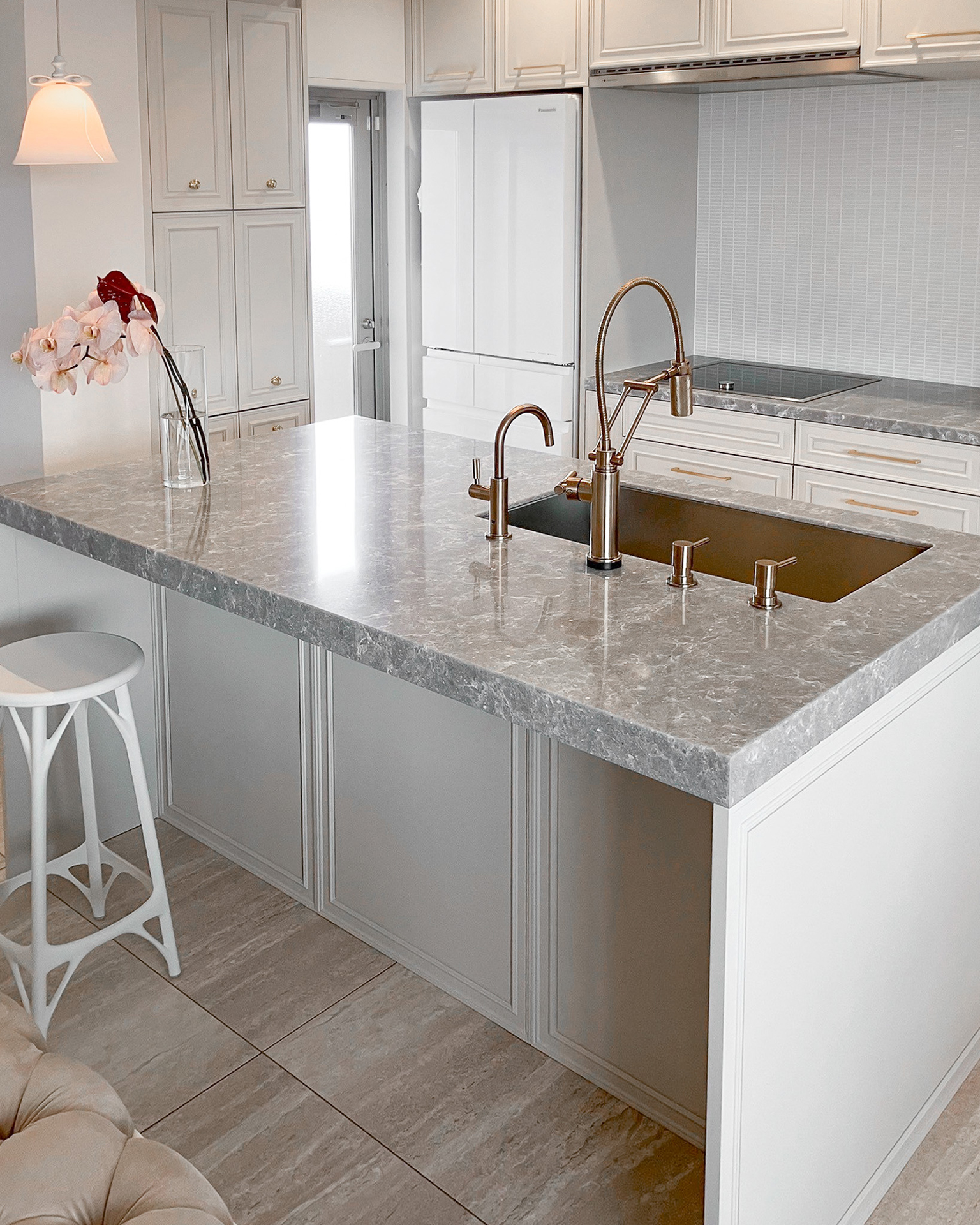 写真:框扉が際立つ可憐なキッチン