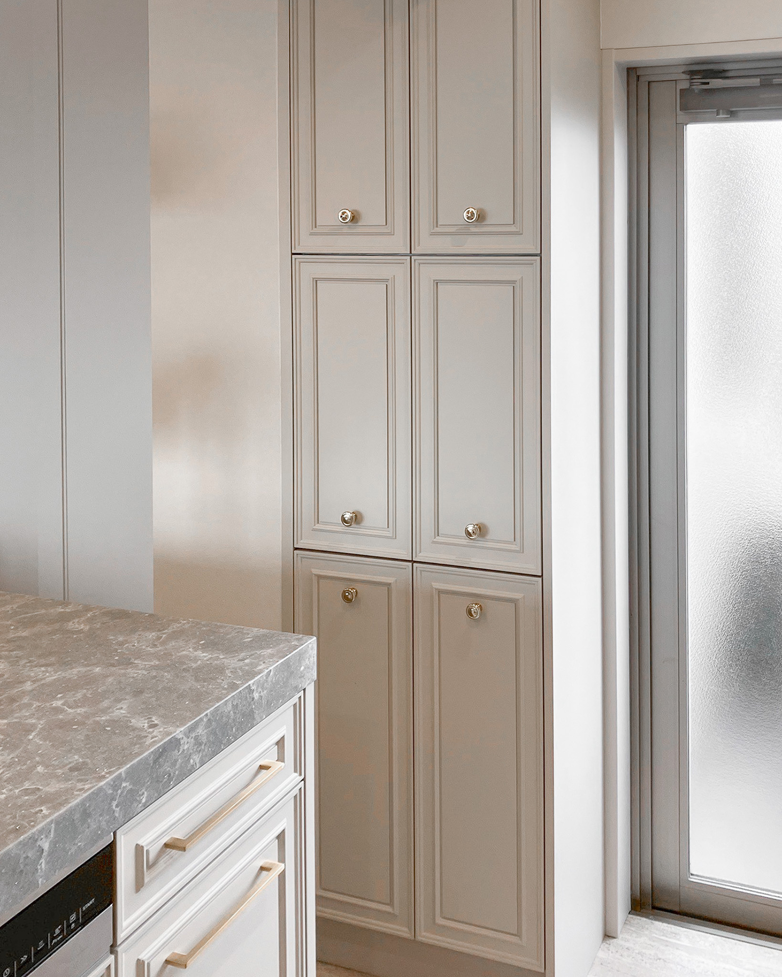 写真:框扉が際立つ可憐なキッチン