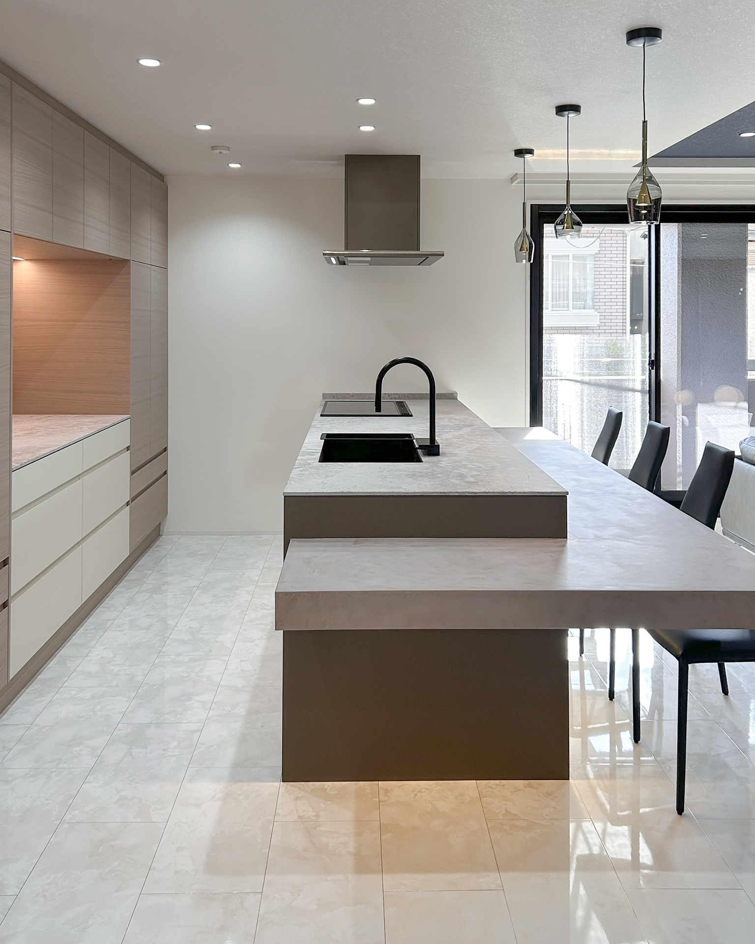 写真:家具と調和したミックスマテリアルキッチン