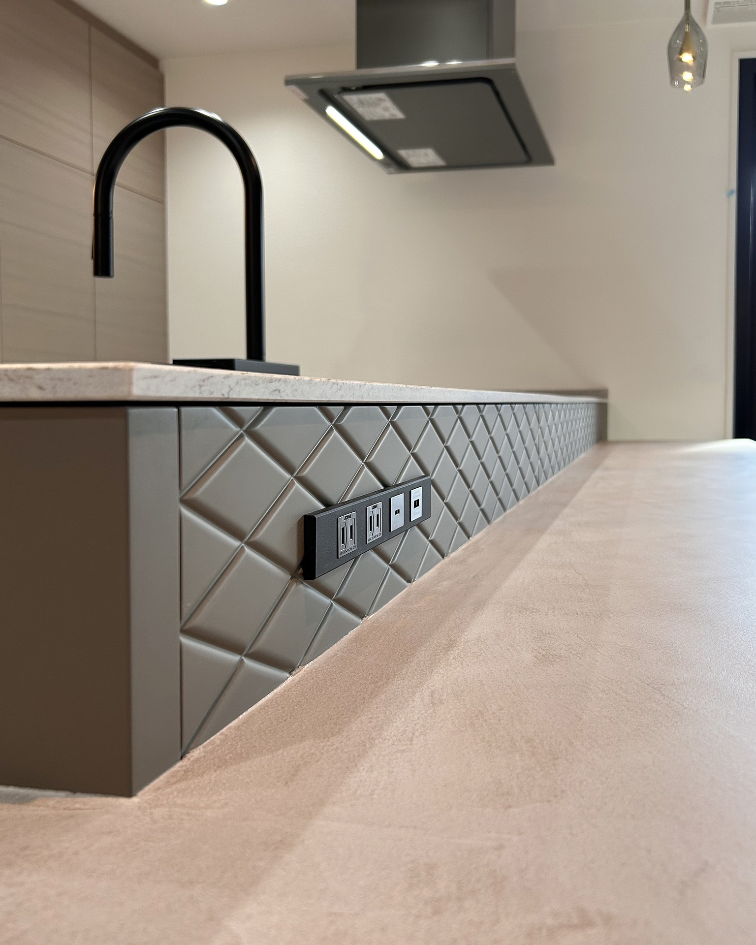 写真:家具と調和したミックスマテリアルキッチン