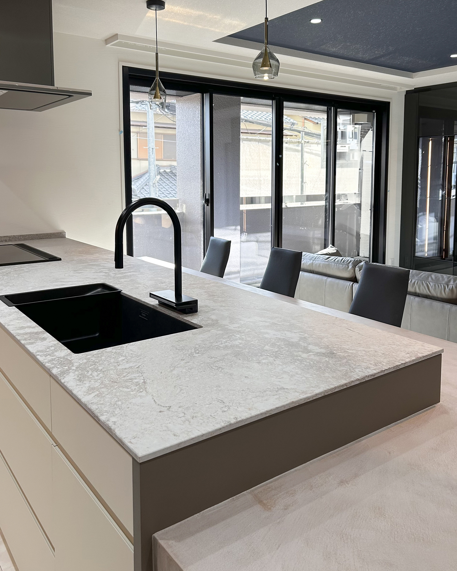 写真:家具と調和したミックスマテリアルキッチン