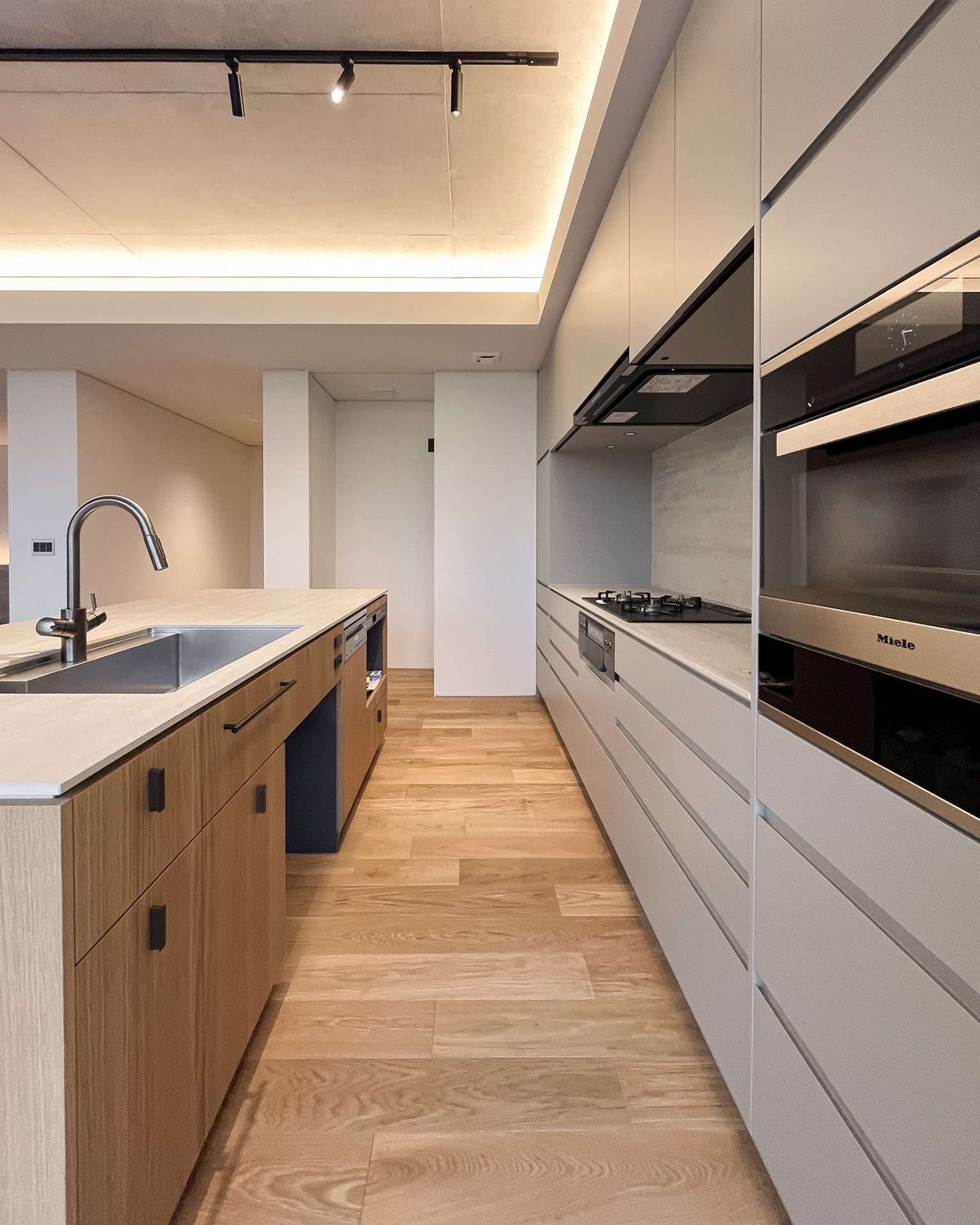 写真:素材感が美しい、心落ち着く空間