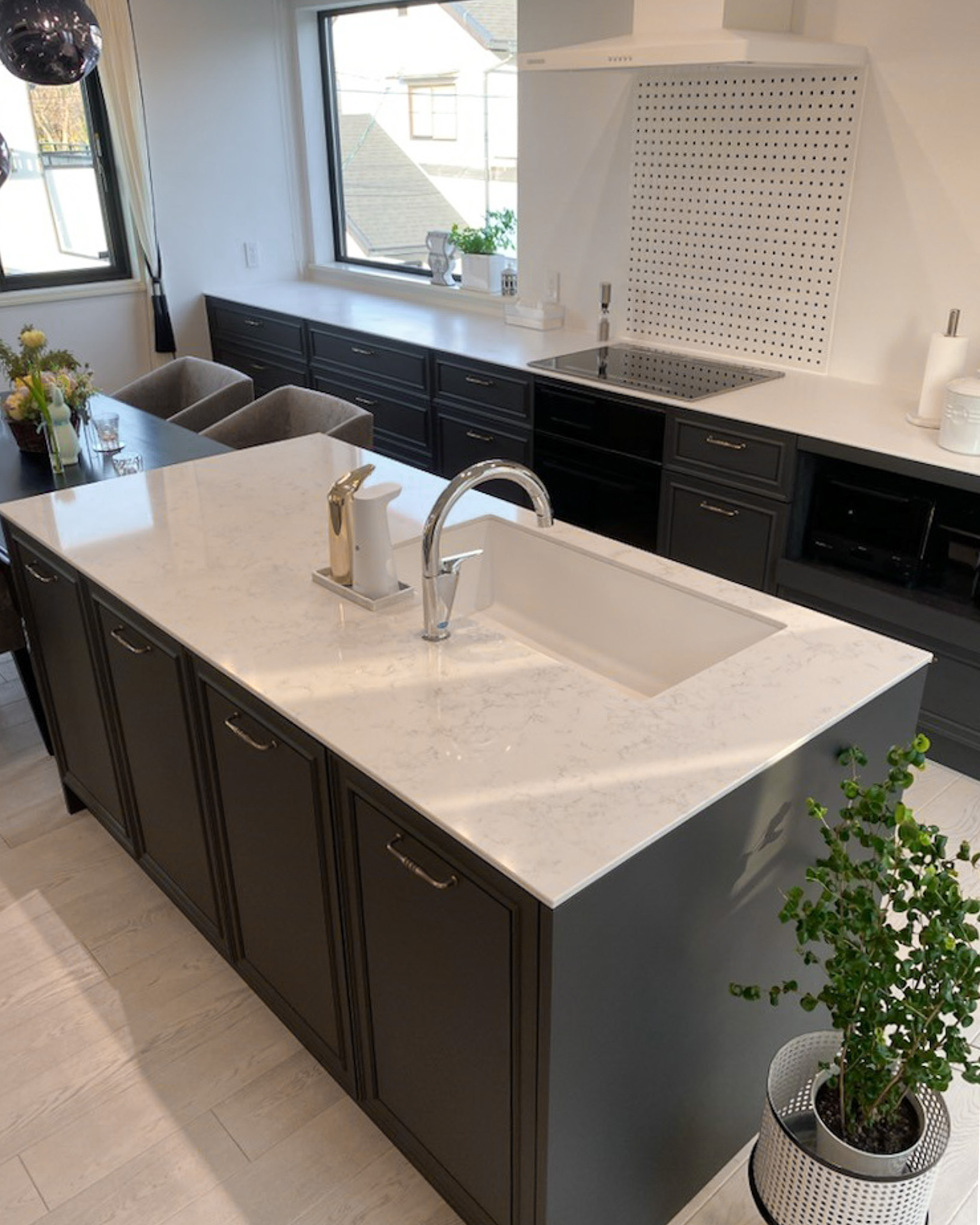 写真:暮らしの中心になる華やかなキッチン