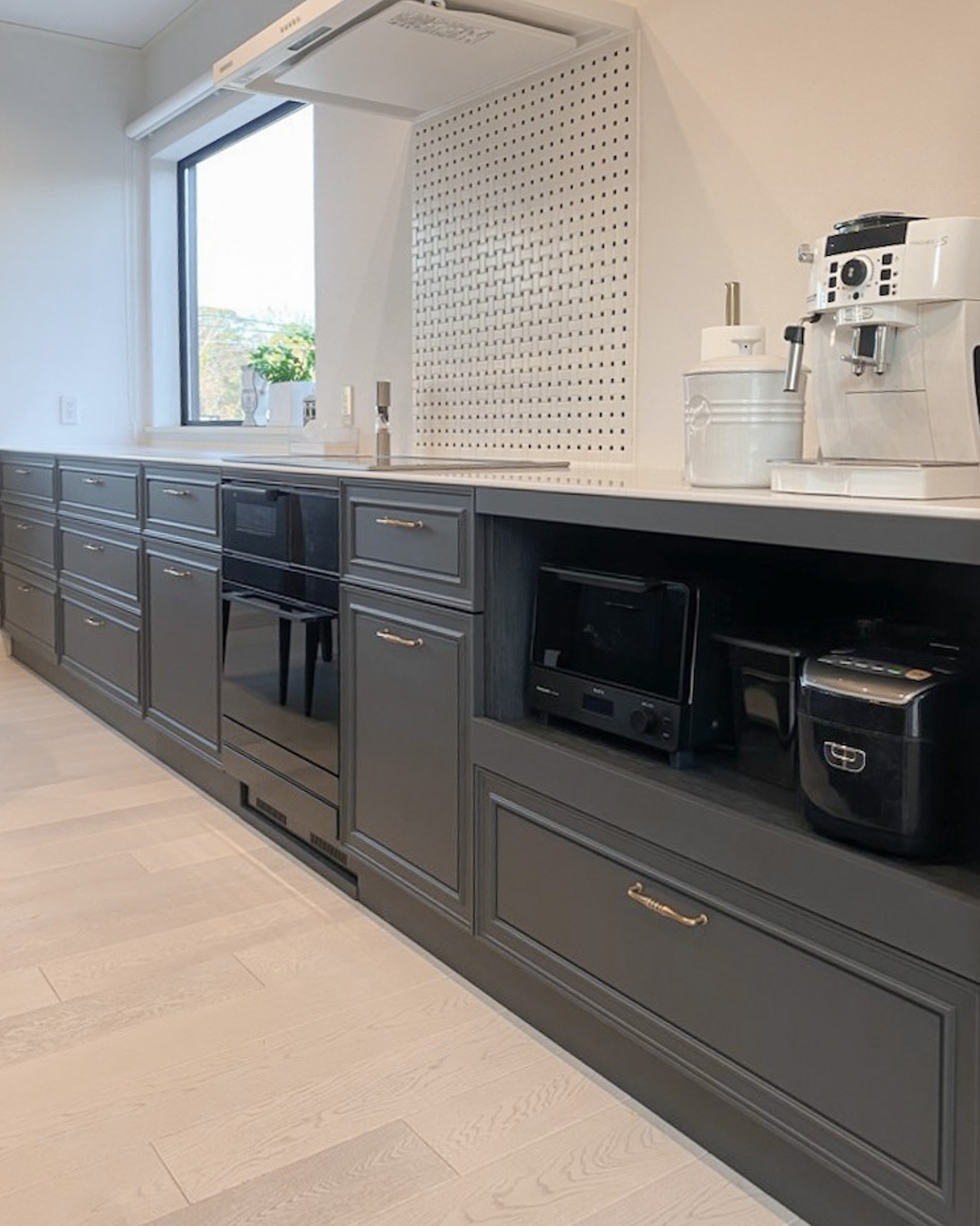 写真:暮らしの中心になる華やかなキッチン