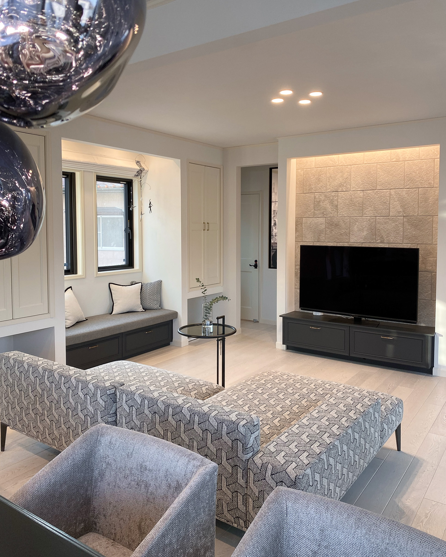 写真:暮らしの中心になる華やかなキッチン