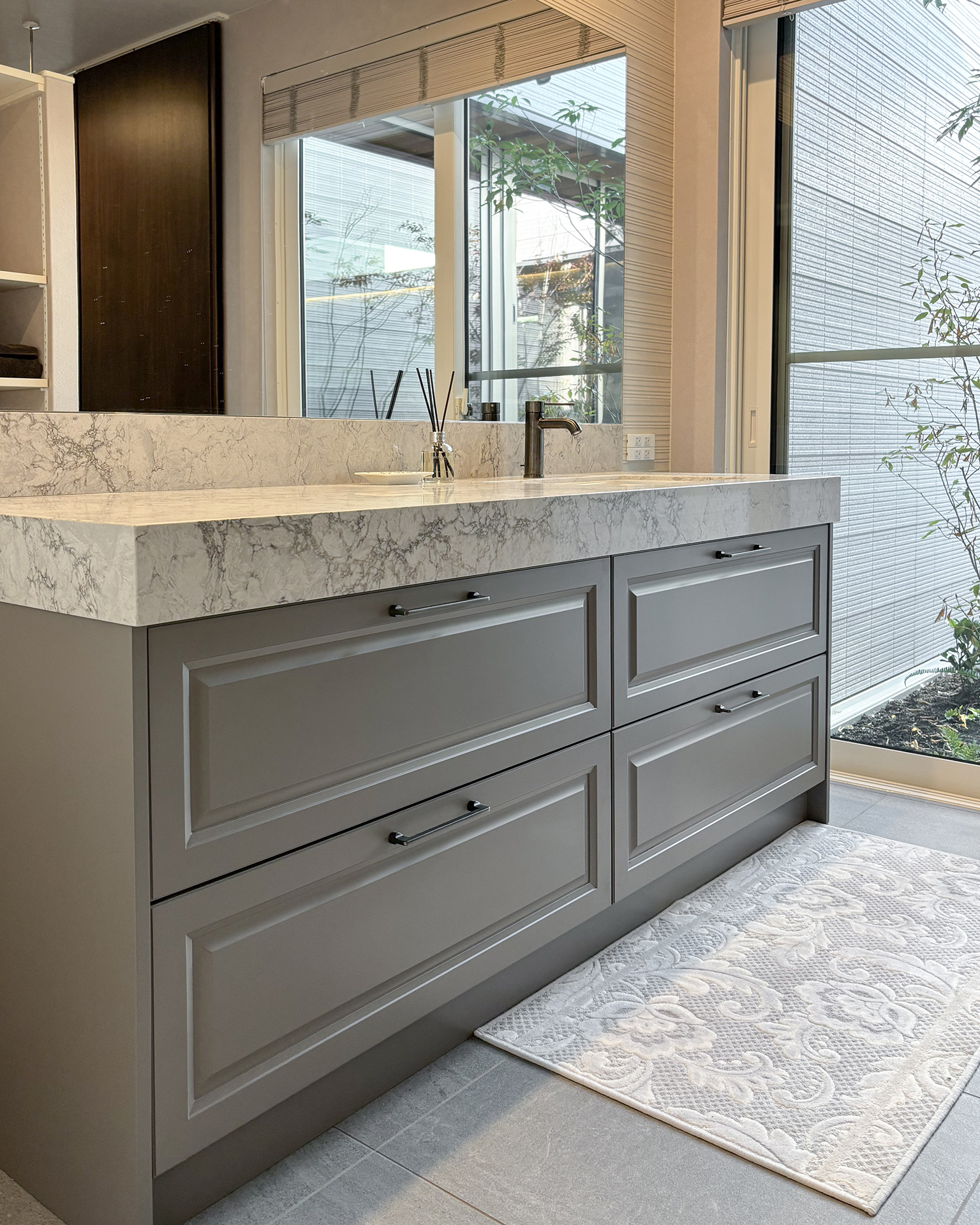 写真:ゆったりと過ごせるラグジュアリー洗面