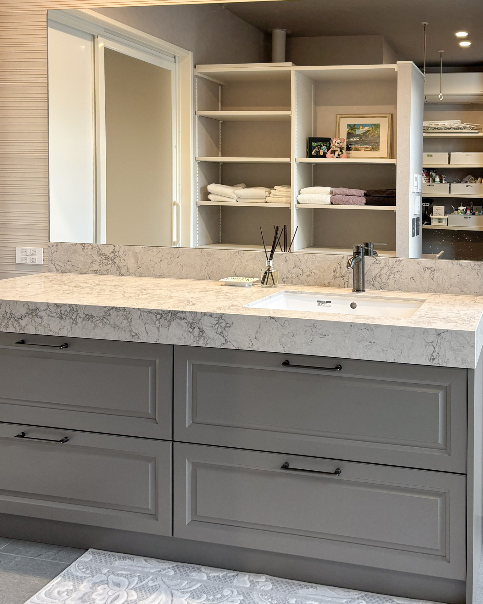 写真:ゆったりと過ごせるラグジュアリー洗面