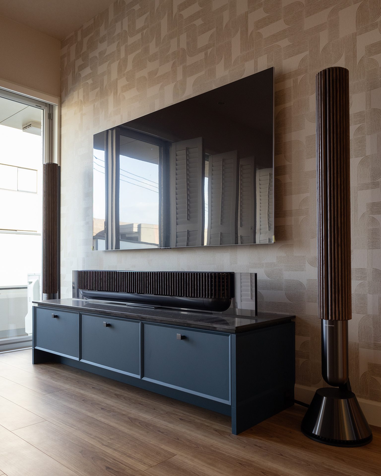 空間に彩りを添えるテレビボード