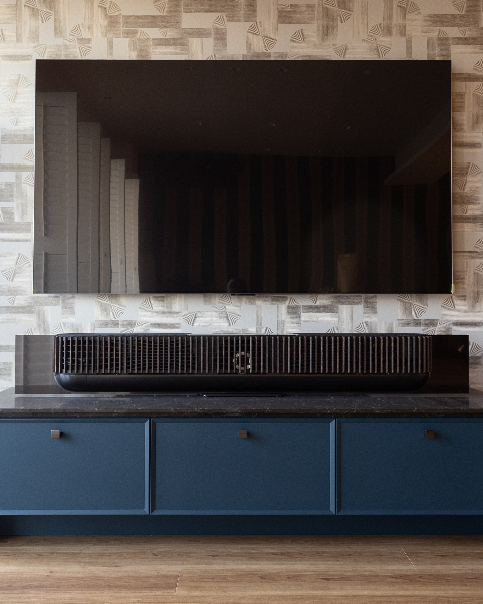 写真：空間に彩りを添えるテレビボード