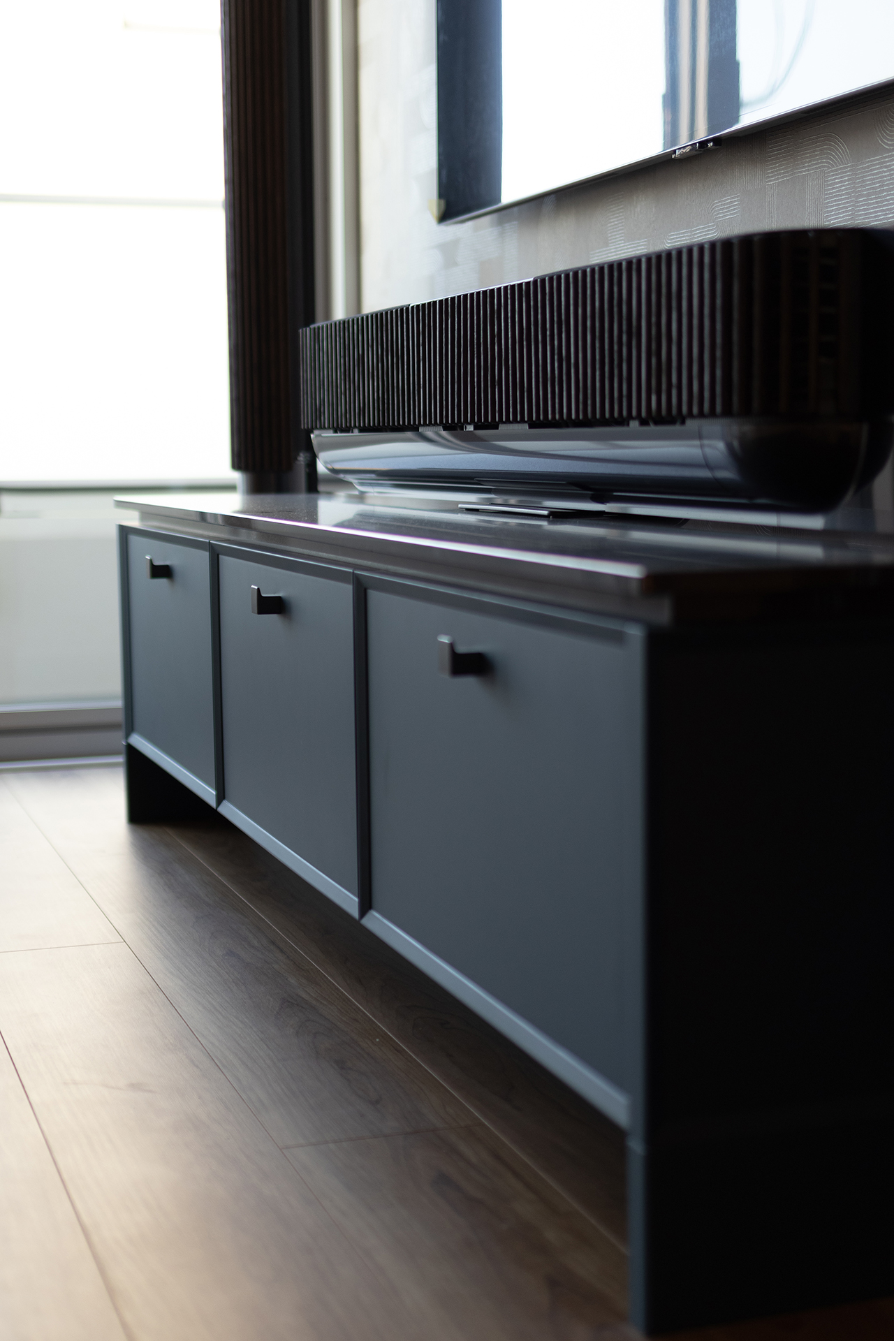 写真：空間に彩りを添えるテレビボード