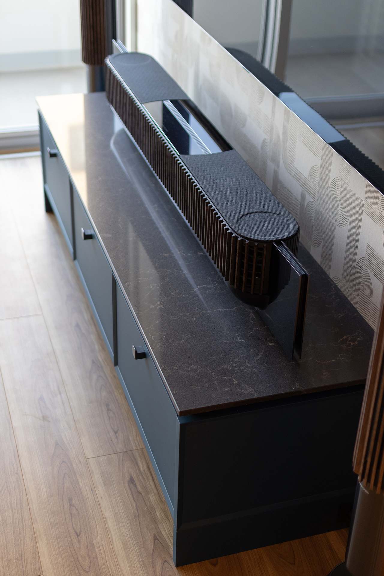 写真：空間に彩りを添えるテレビボード