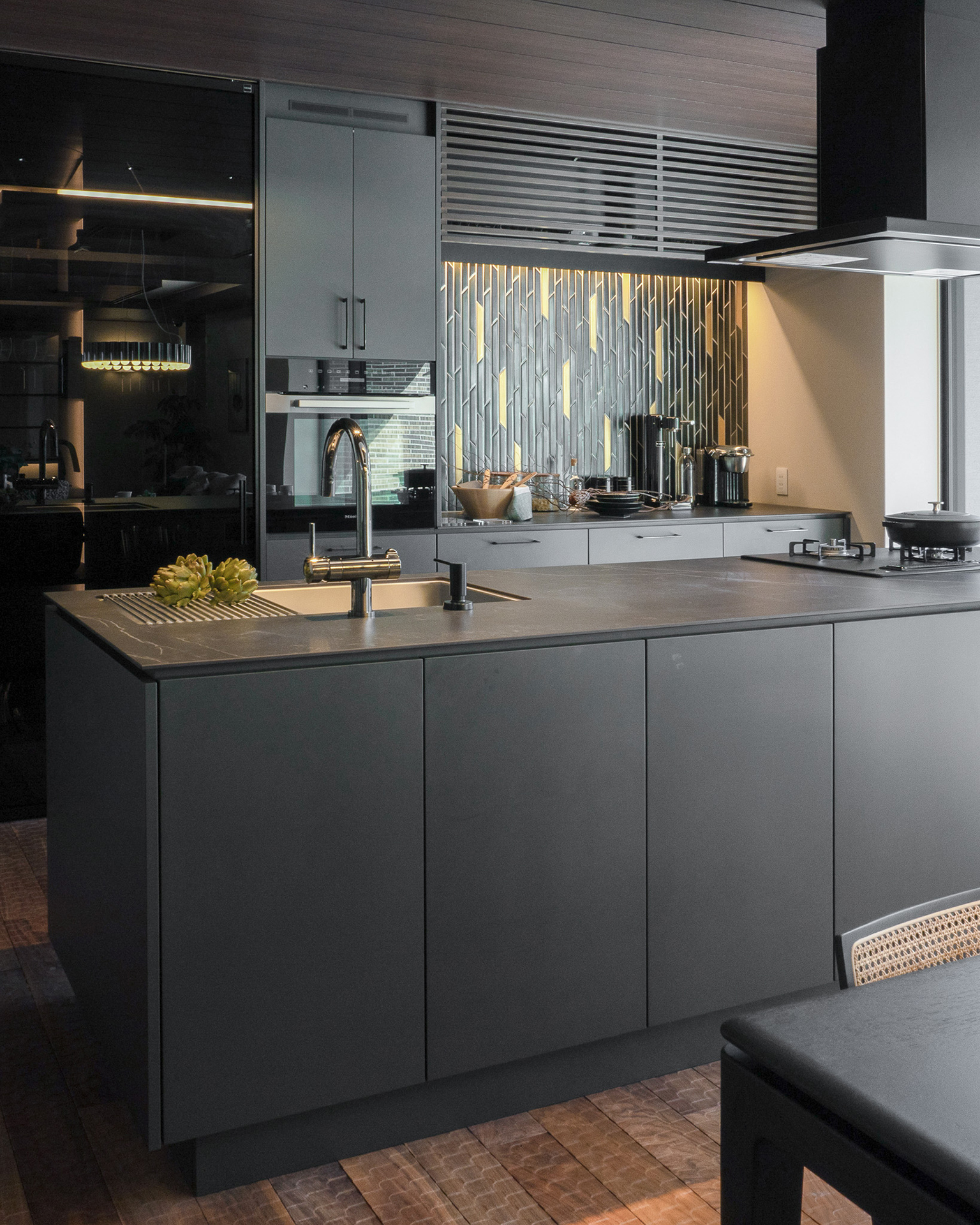 写真:ラグジュアリーモダンなLDK空間