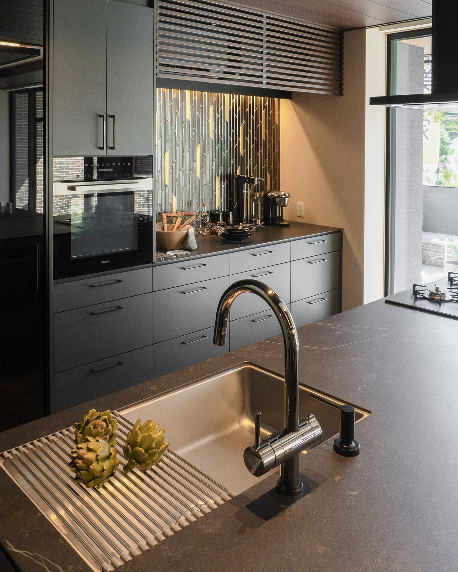 写真:ラグジュアリーモダンなLDK空間