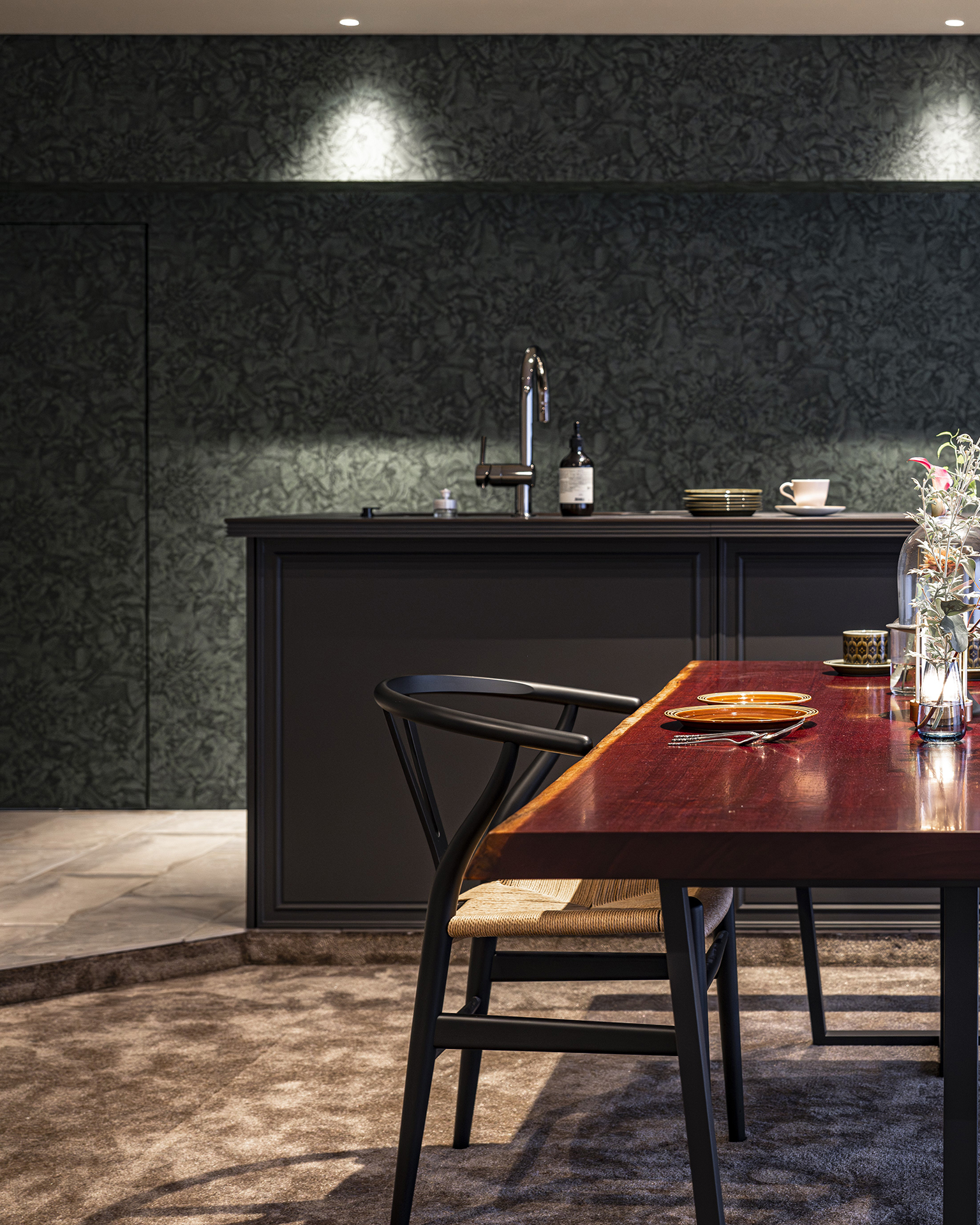 写真：遊び心感じる上質なミックスコーディネート