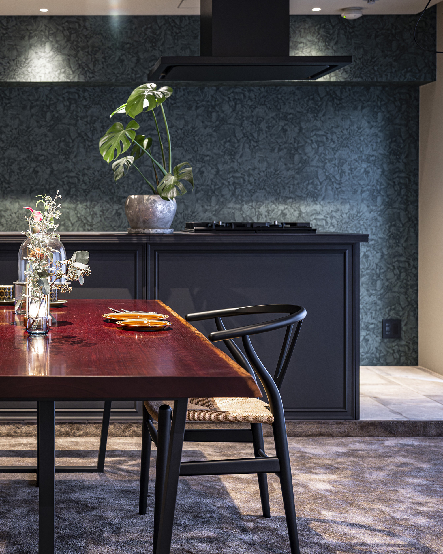 写真：遊び心感じる上質なミックスコーディネート