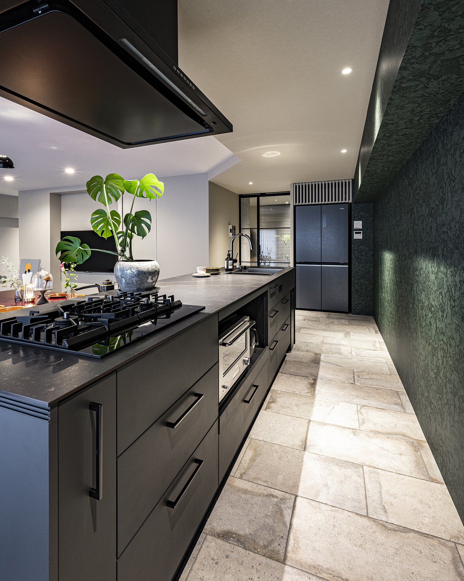 写真：遊び心感じる上質なミックスコーディネート