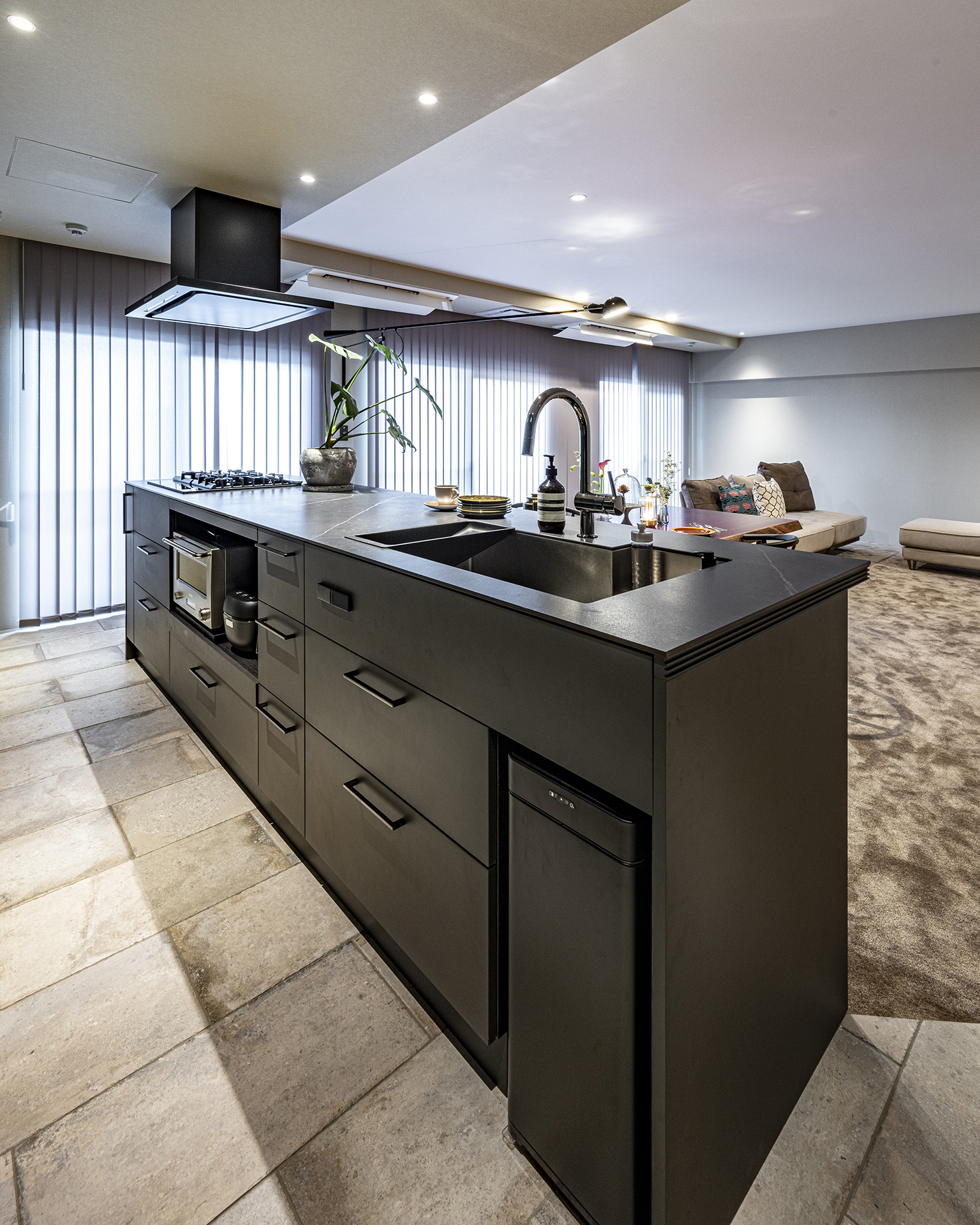 写真：遊び心感じる上質なミックスコーディネート