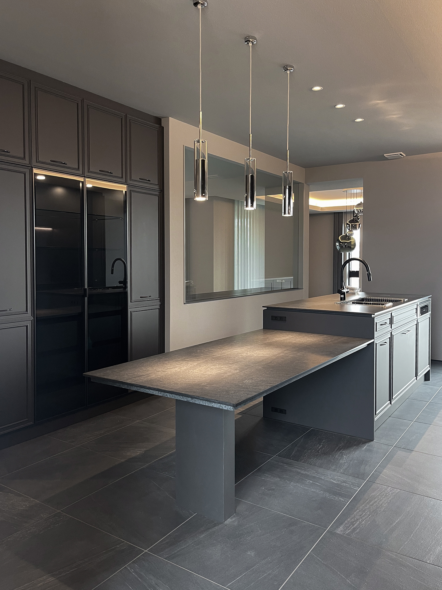 写真:繊細な表情が美しいダイニングキッチン