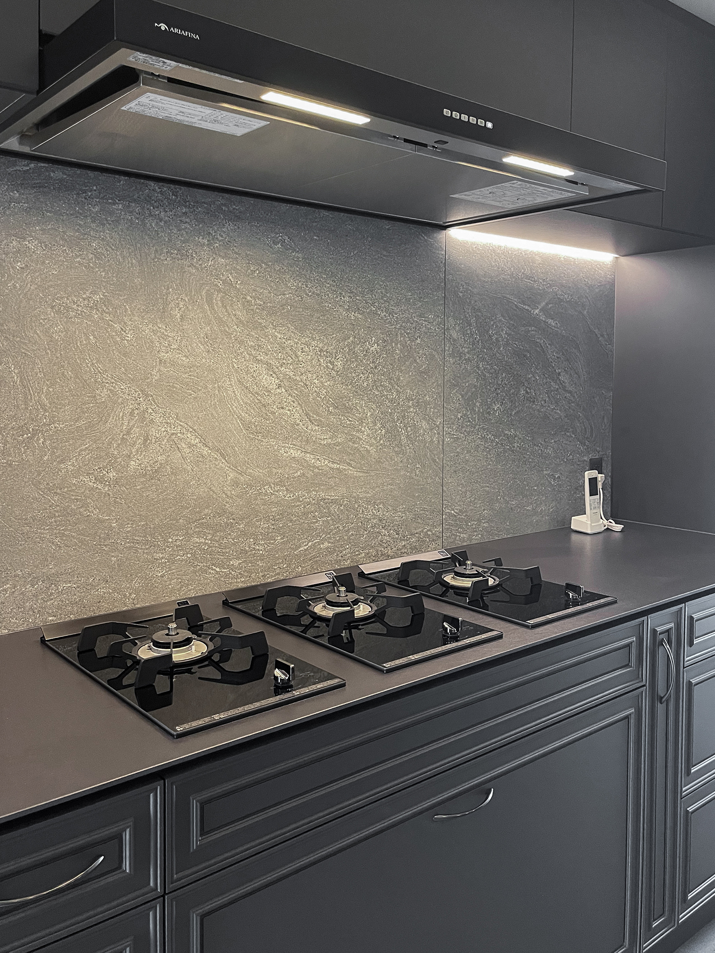 写真:繊細な表情が美しいダイニングキッチン