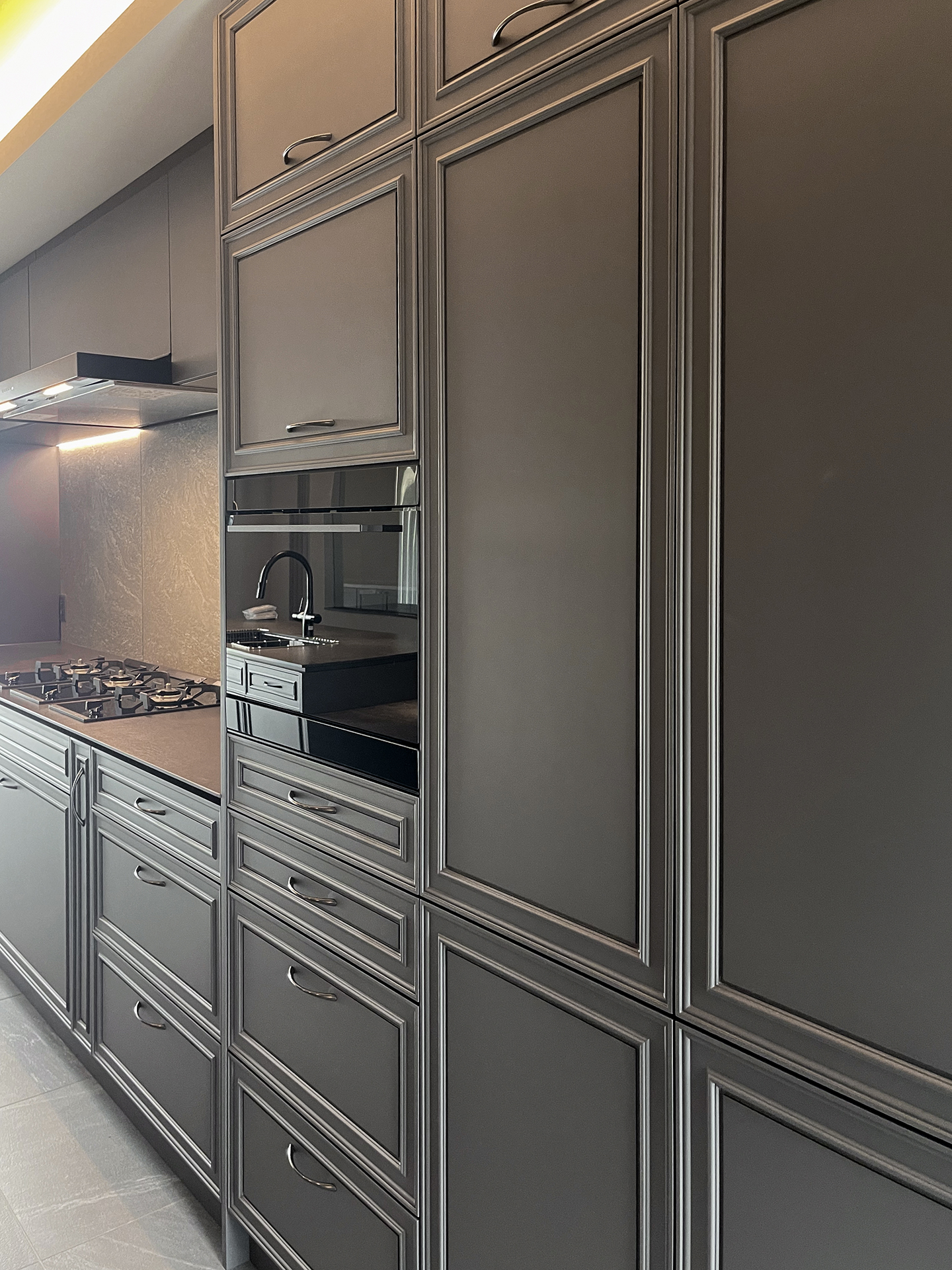 写真:繊細な表情が美しいダイニングキッチン