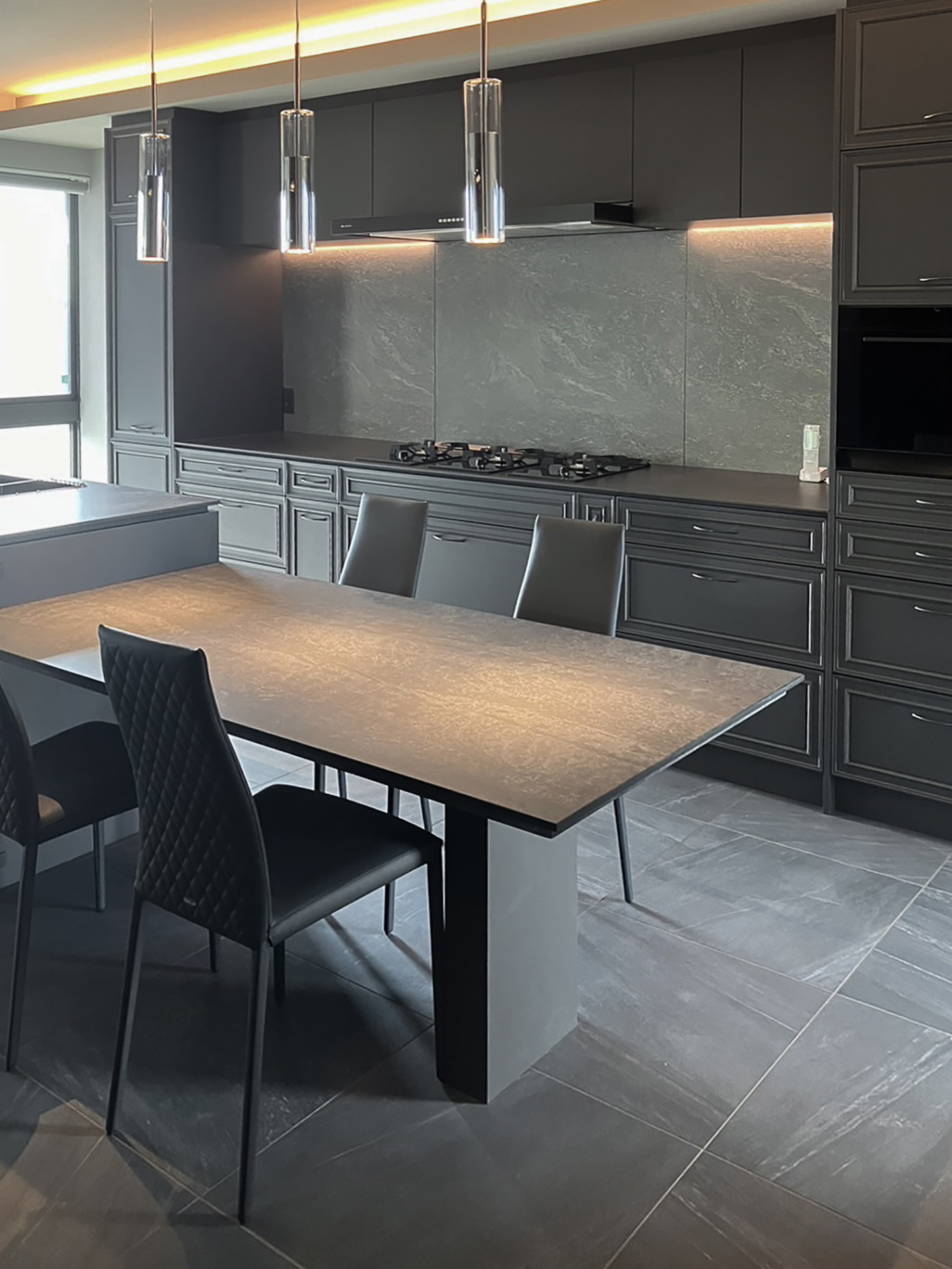 写真:繊細な表情が美しいダイニングキッチン