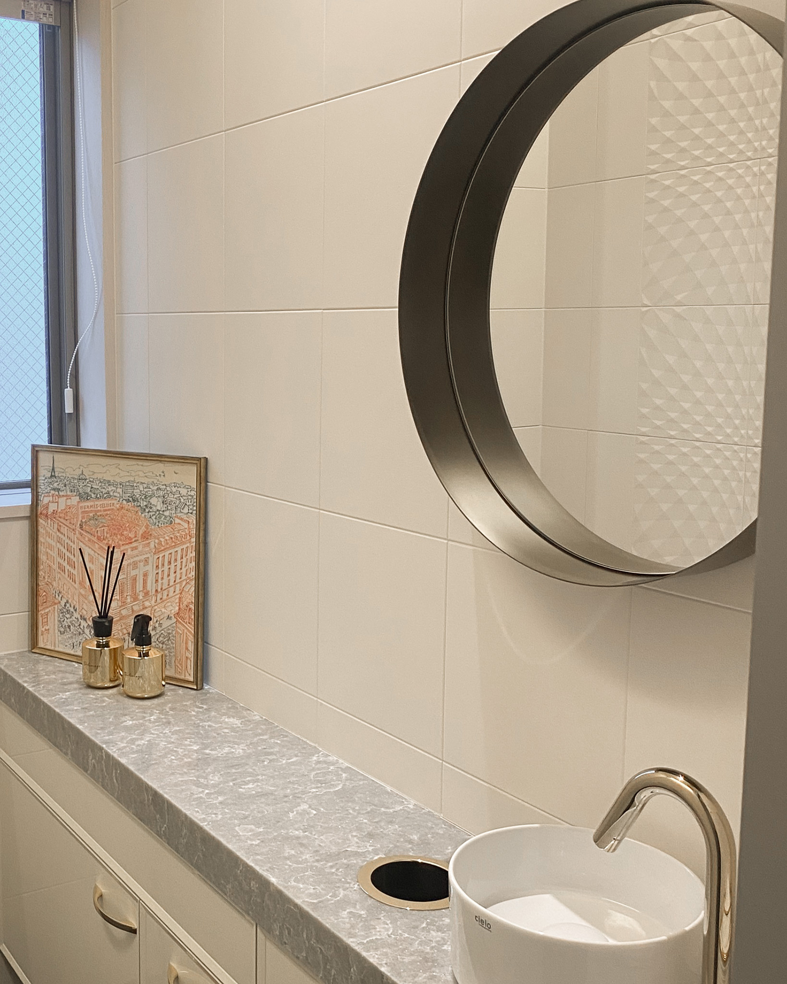 写真：ベージュトーンの優雅なトイレ手洗い