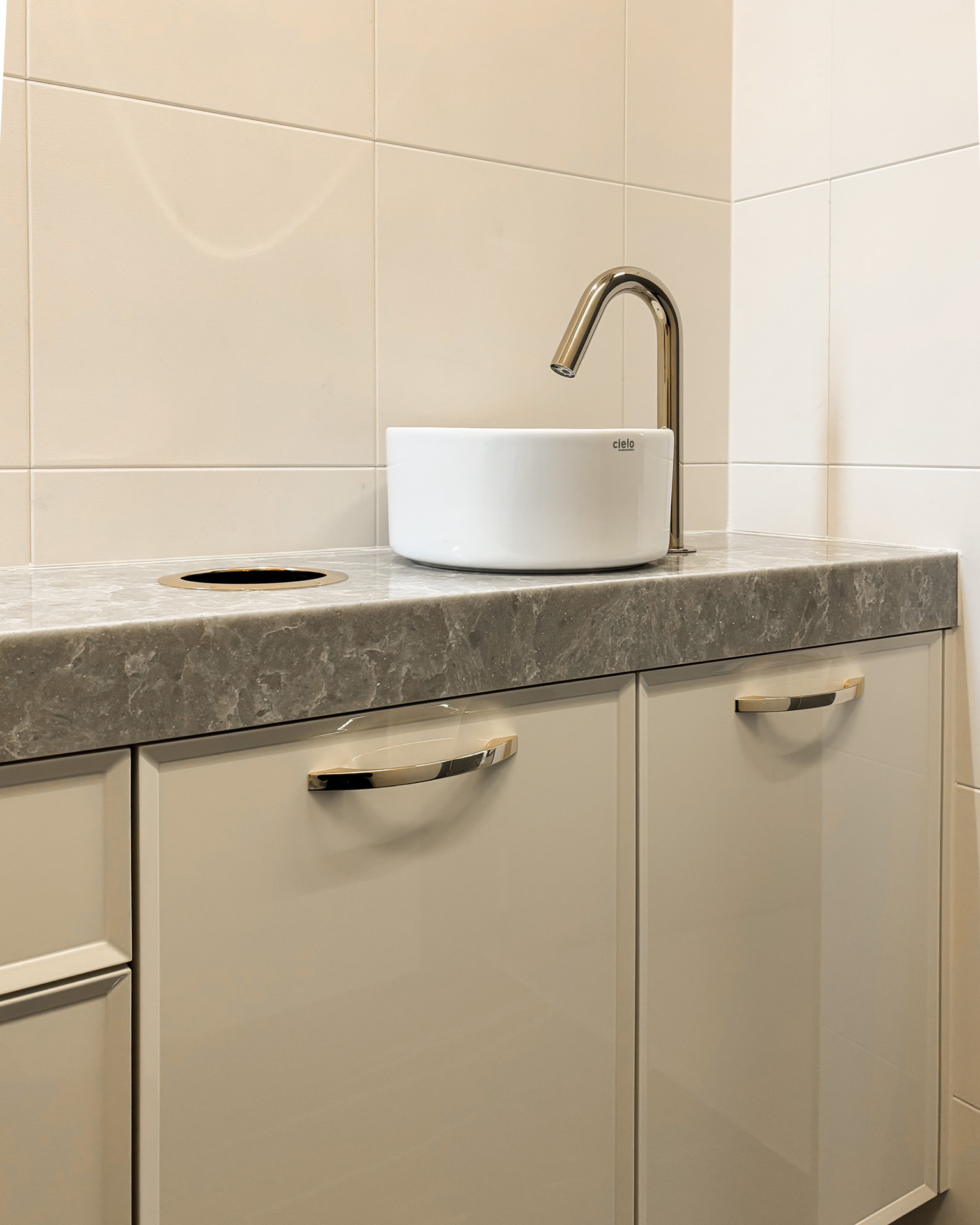 写真：ベージュトーンの優雅なトイレ手洗い