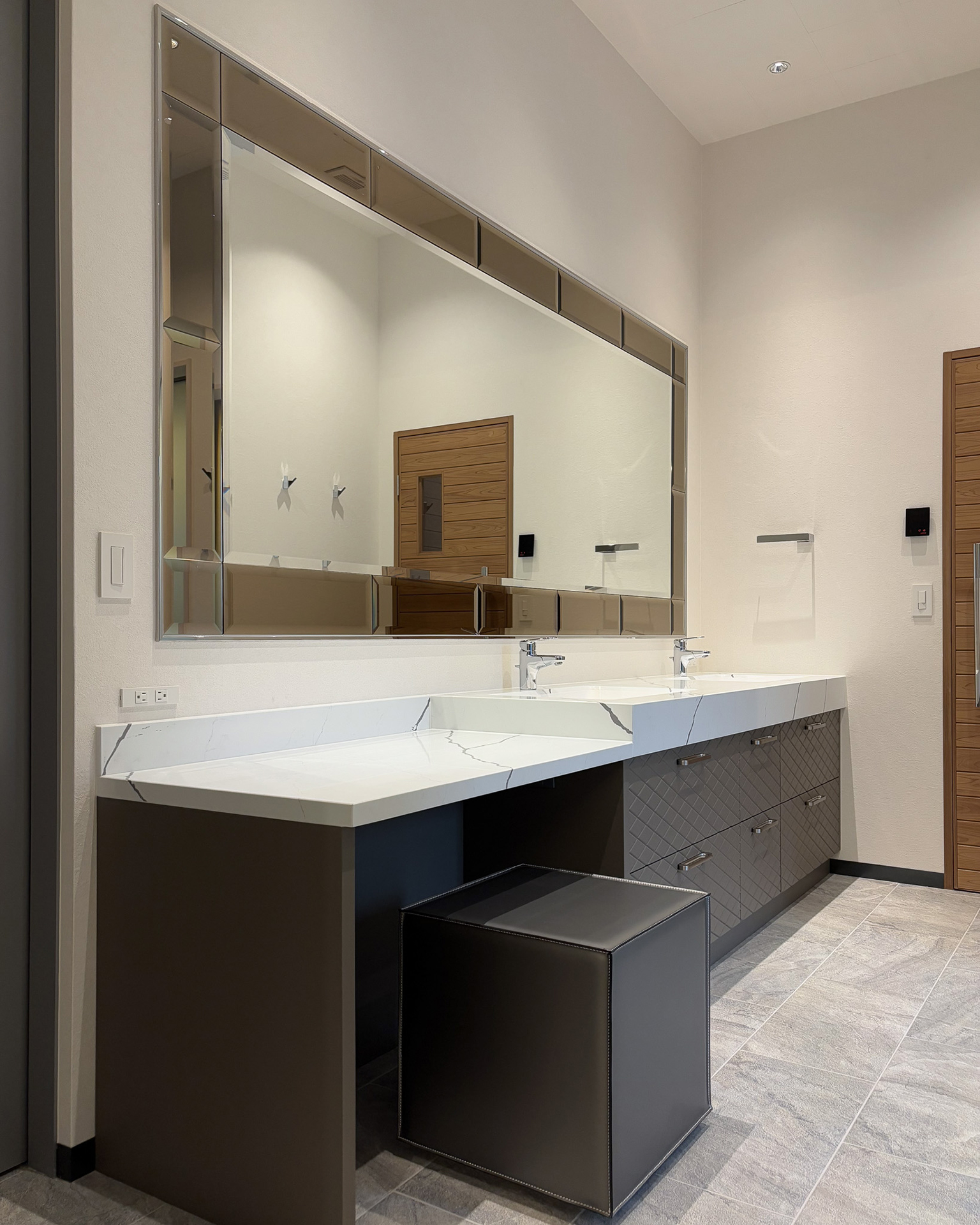 表情豊かなこだわりのドレッサー洗面