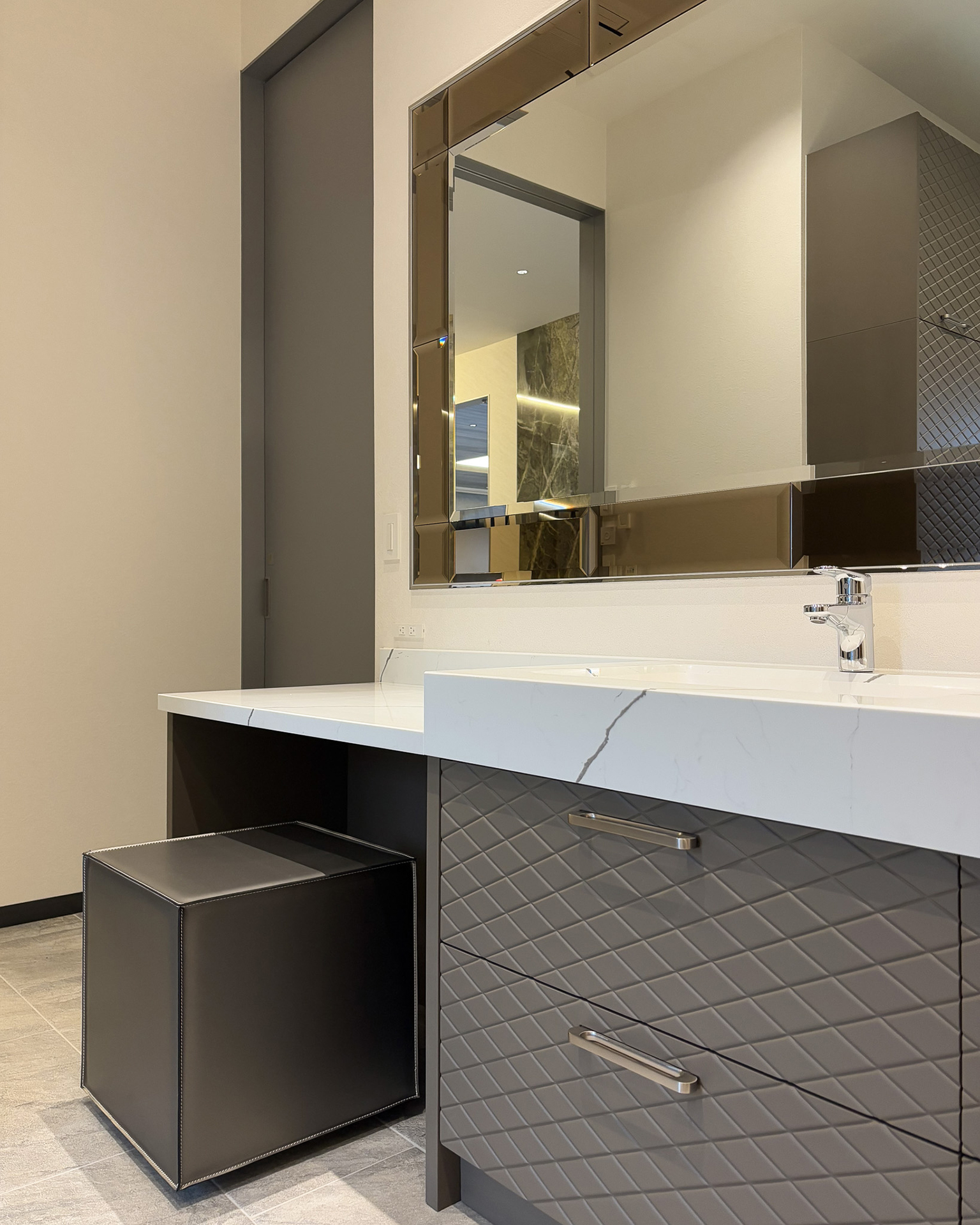 写真：表情豊かなこだわりのドレッサー洗面