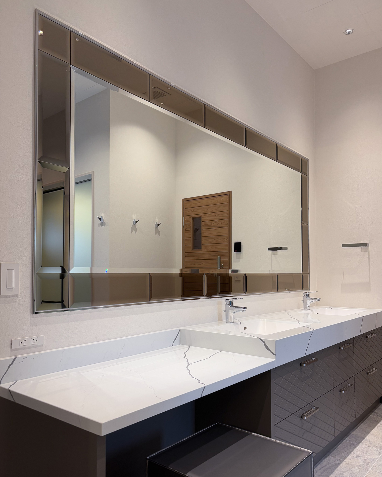 写真：表情豊かなこだわりのドレッサー洗面