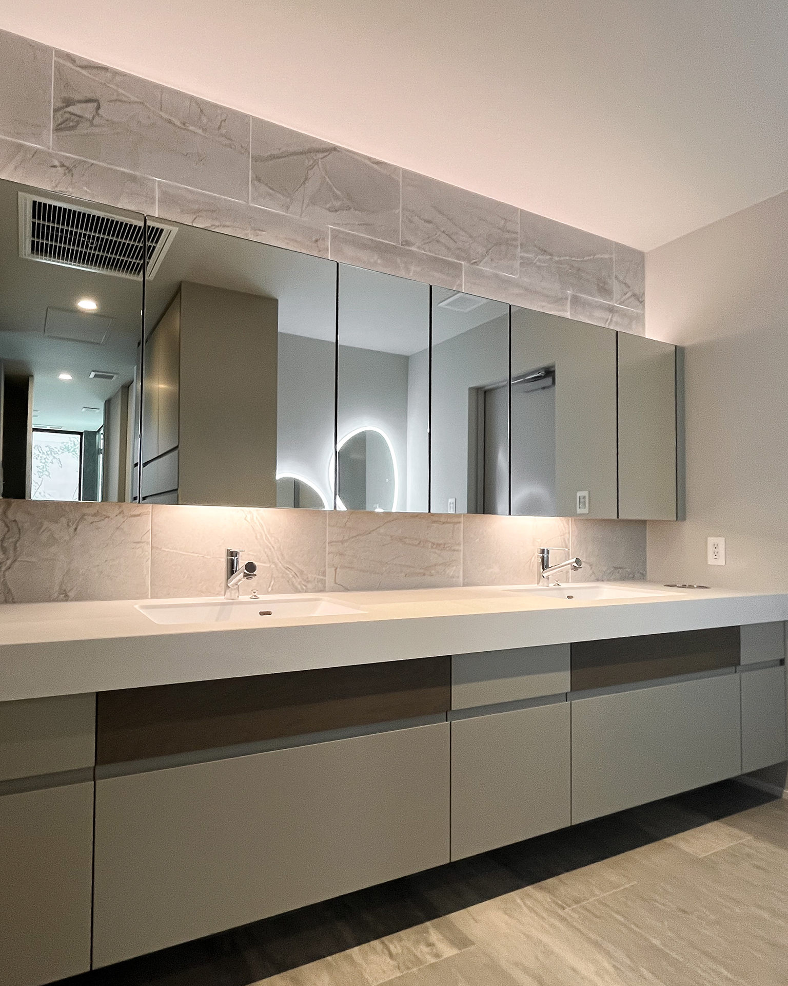 収納力抜群のゆったりとした洗面空間