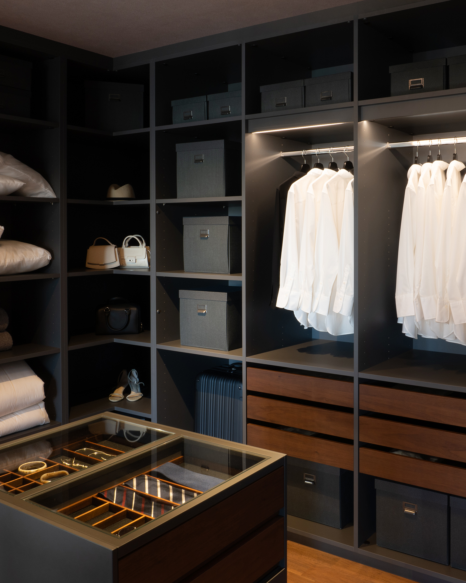 写真：毎日の身支度が特別になるクローゼット