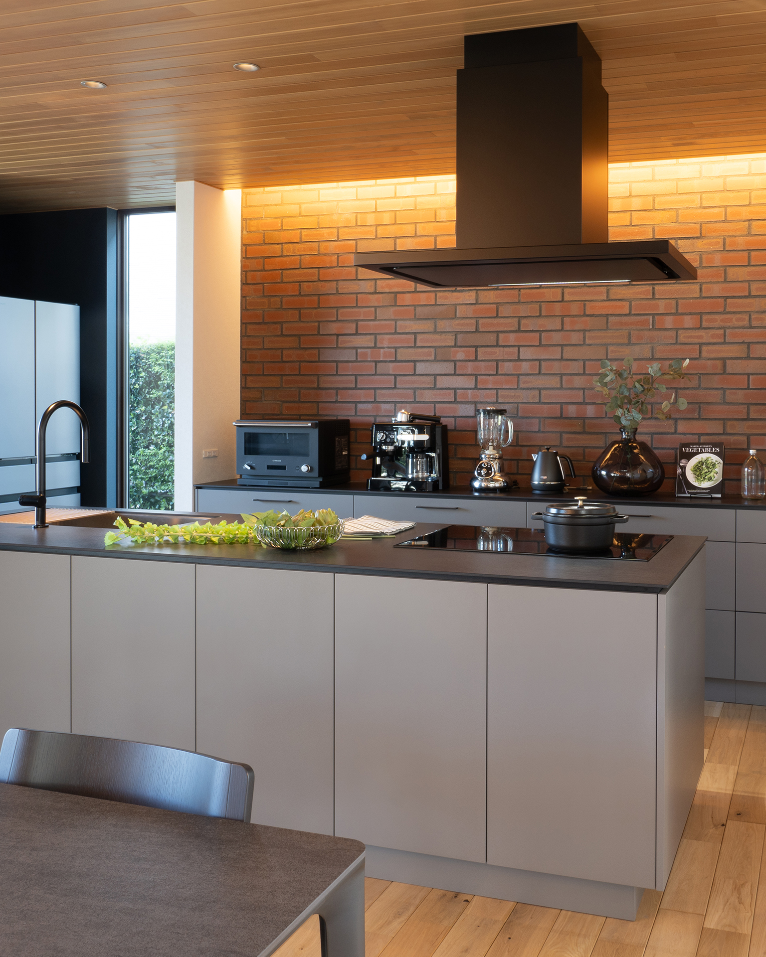 木目と調和するミックススタイル