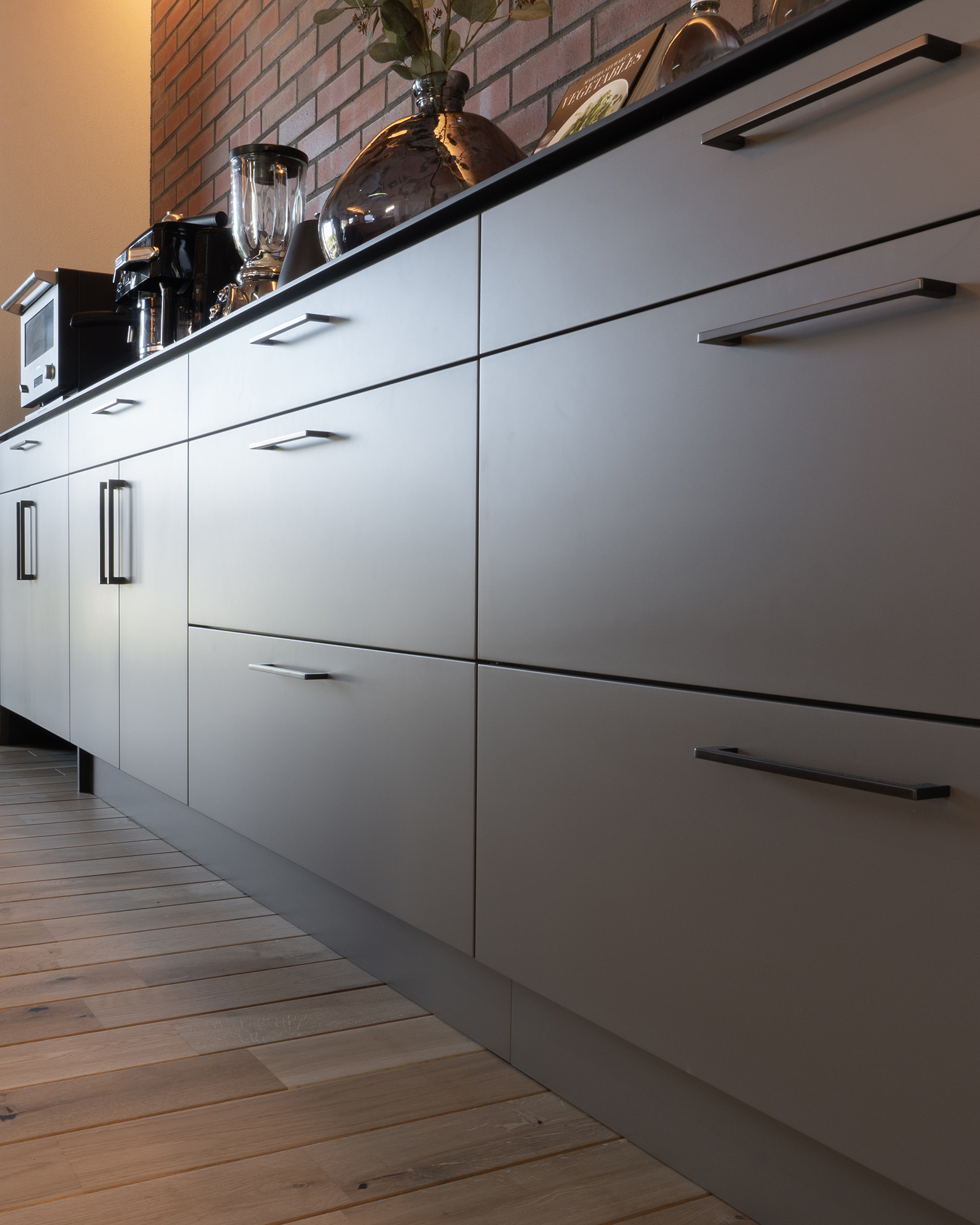 写真:木目と調和するミックススタイル