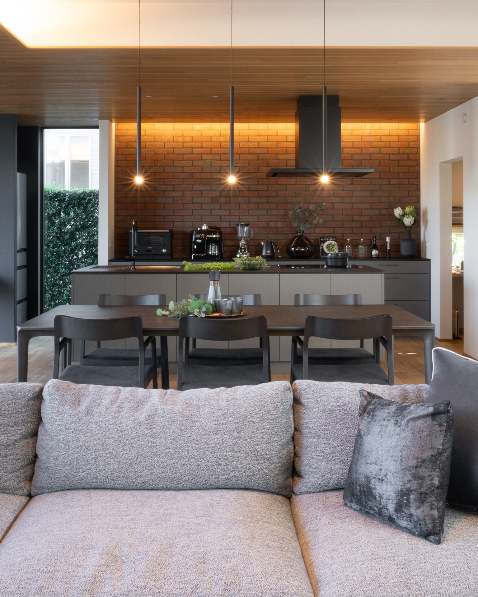 写真:木目と調和するミックススタイル