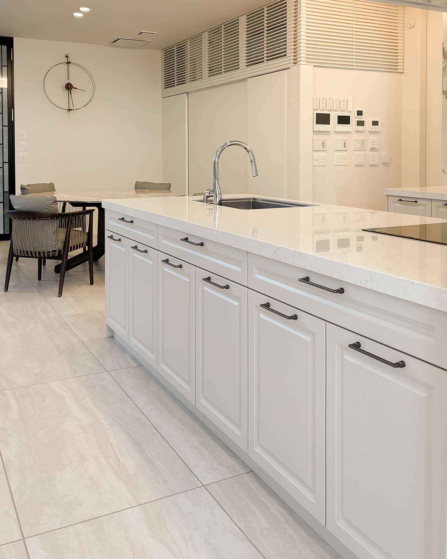 写真:優雅で華やかなエレガントキッチン