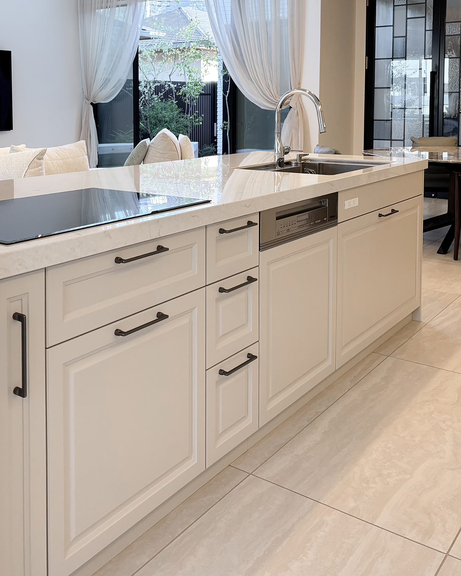 写真:優雅で華やかなエレガントキッチン