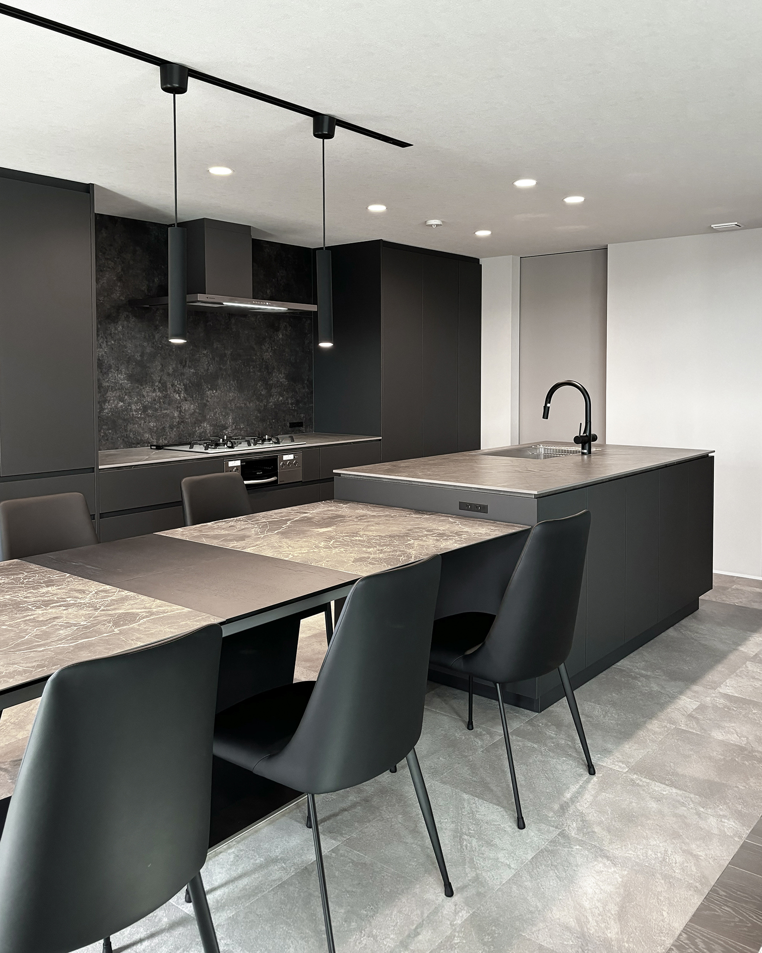 写真:スタイリッシュなブラックキッチン