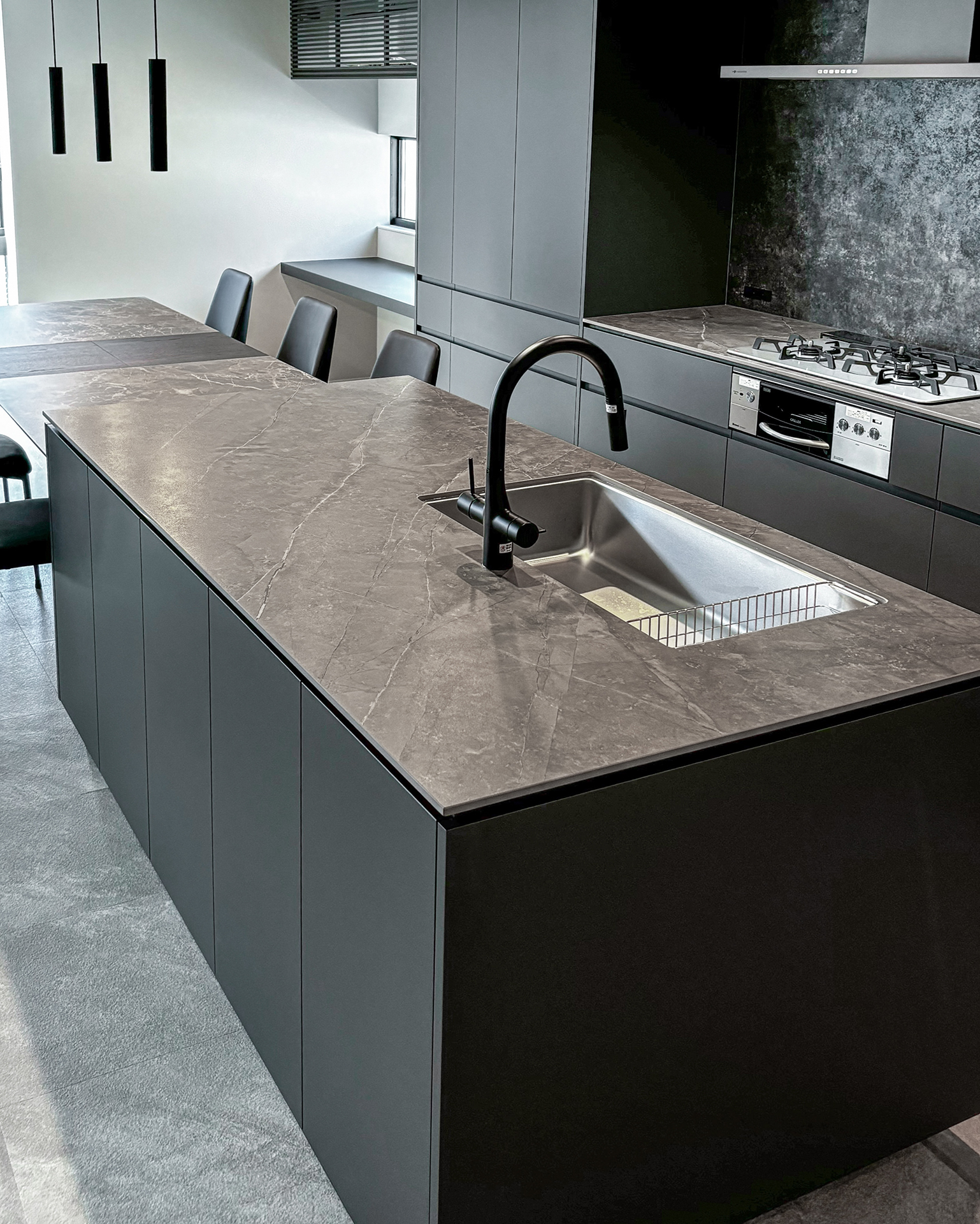 写真:スタイリッシュなブラックキッチン