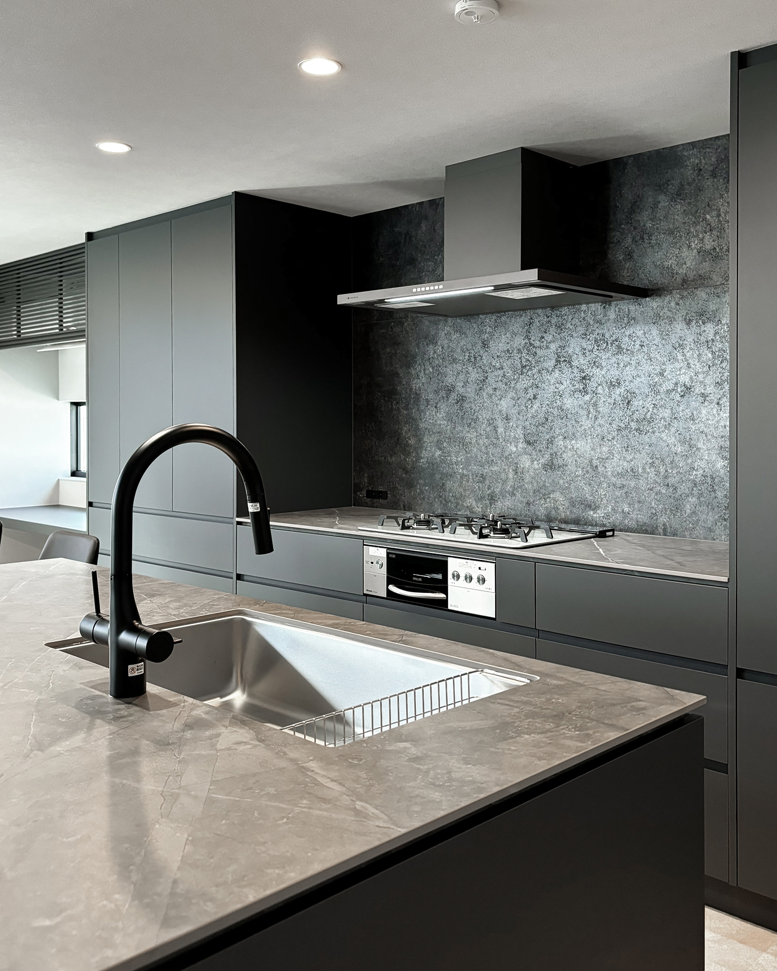 写真:スタイリッシュなブラックキッチン