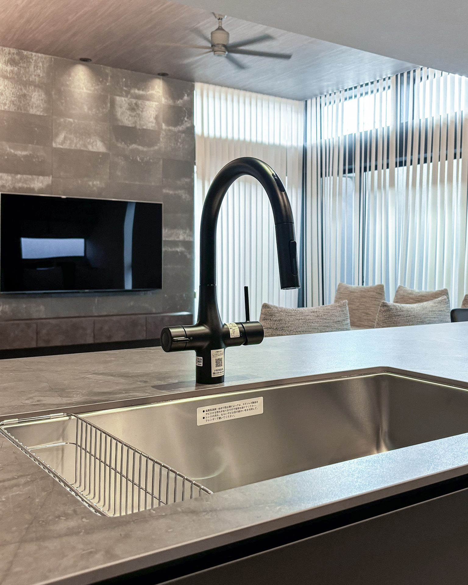 写真:スタイリッシュなブラックキッチン