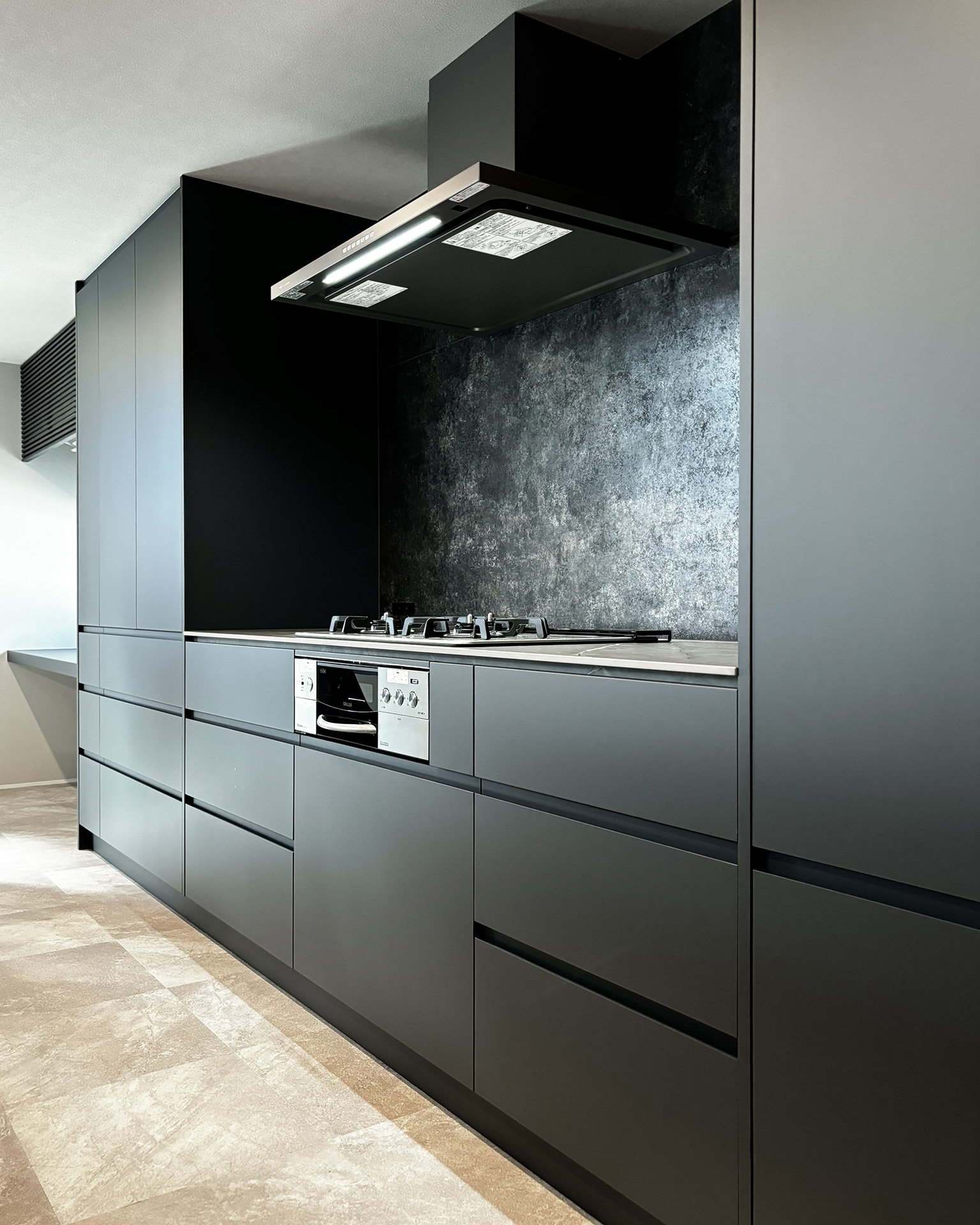 写真:スタイリッシュなブラックキッチン