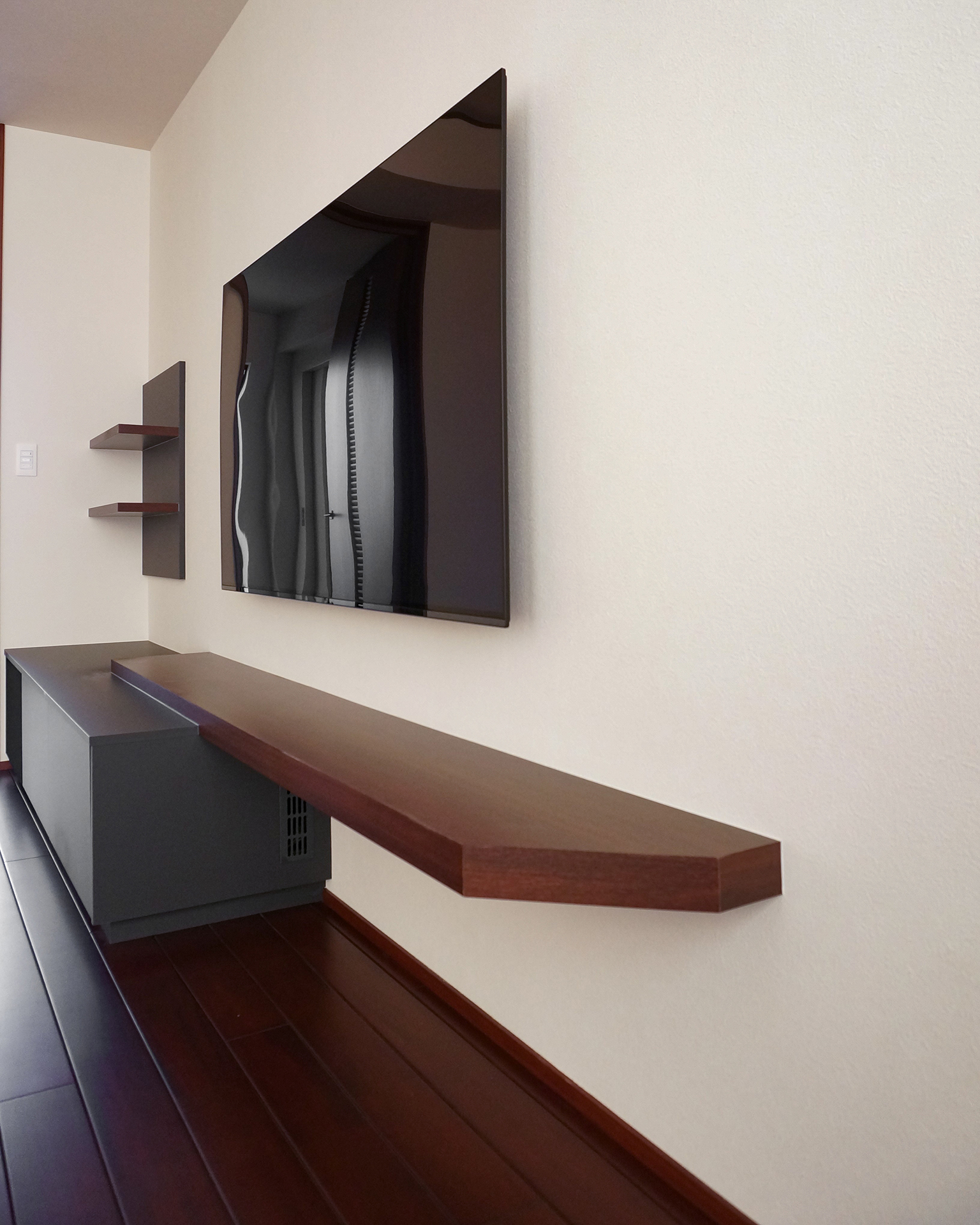 写真：マホガニーで仕上げた上質なテレビボード