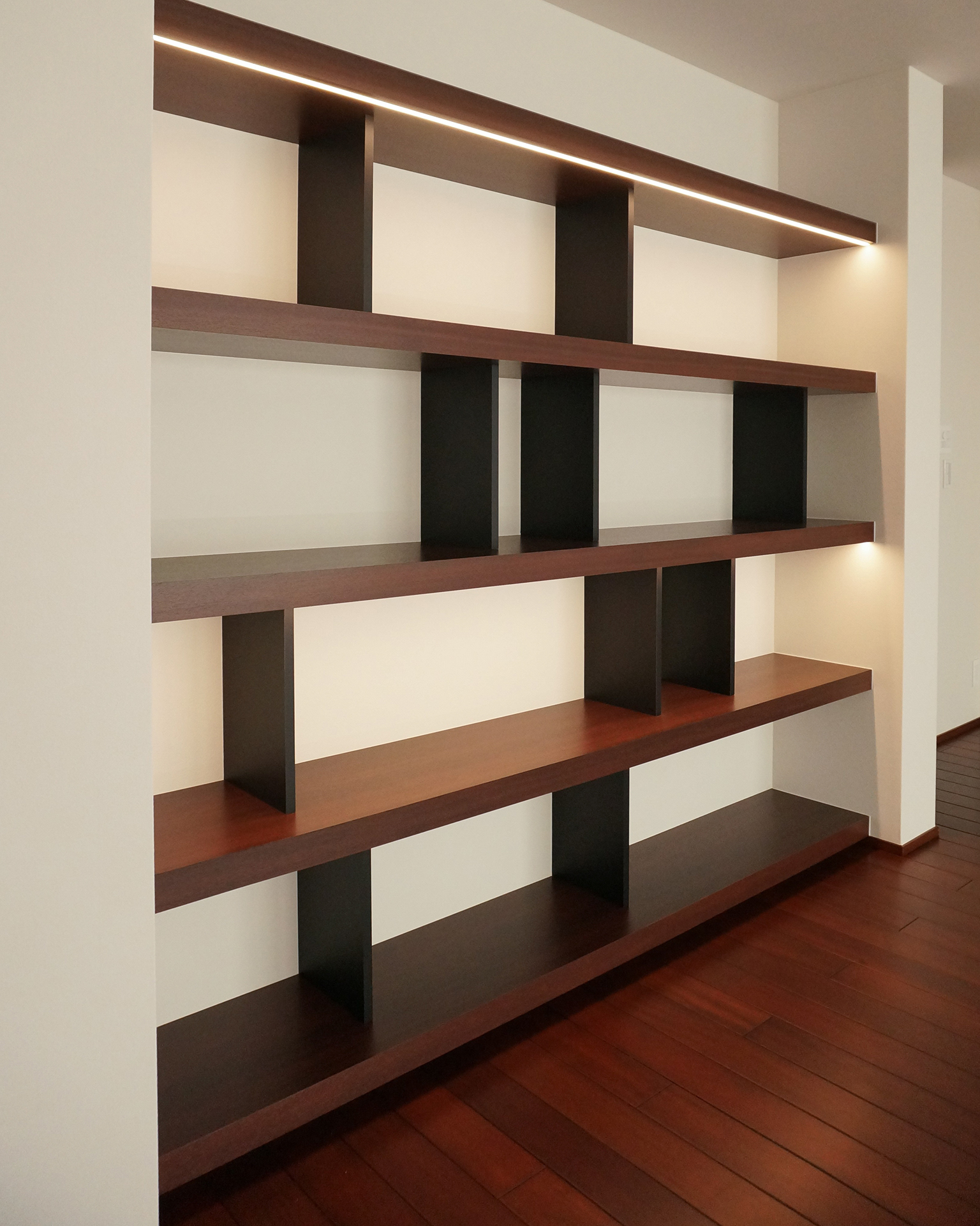 写真：マホガニーで仕上げた上質なテレビボード