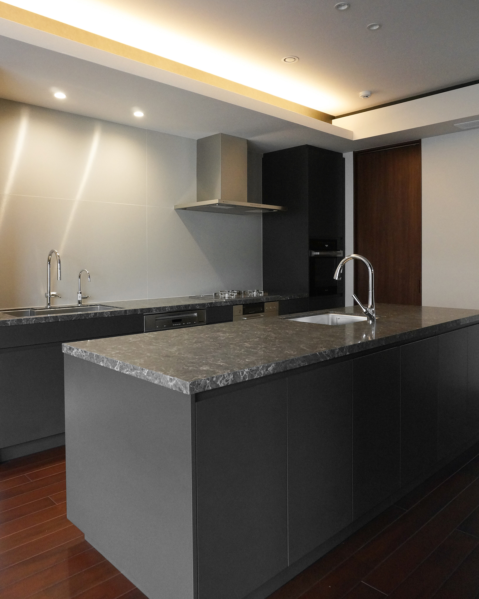 シックなインテリアを完成させるキッチン